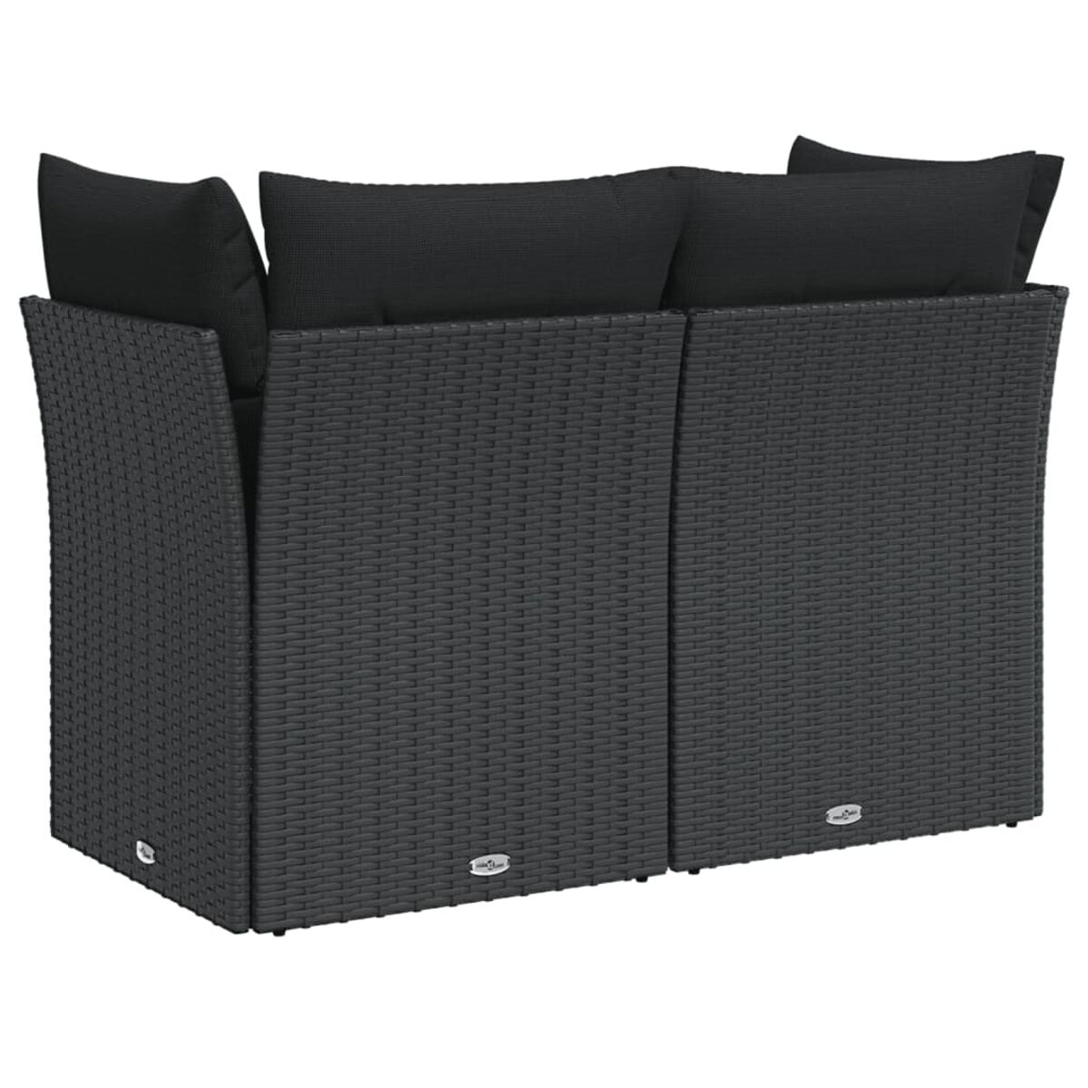 Ein schwarzes Outdoor-Sofa aus Korbgeflecht mit drei Kissen. Die Rückseite ist massiv.
