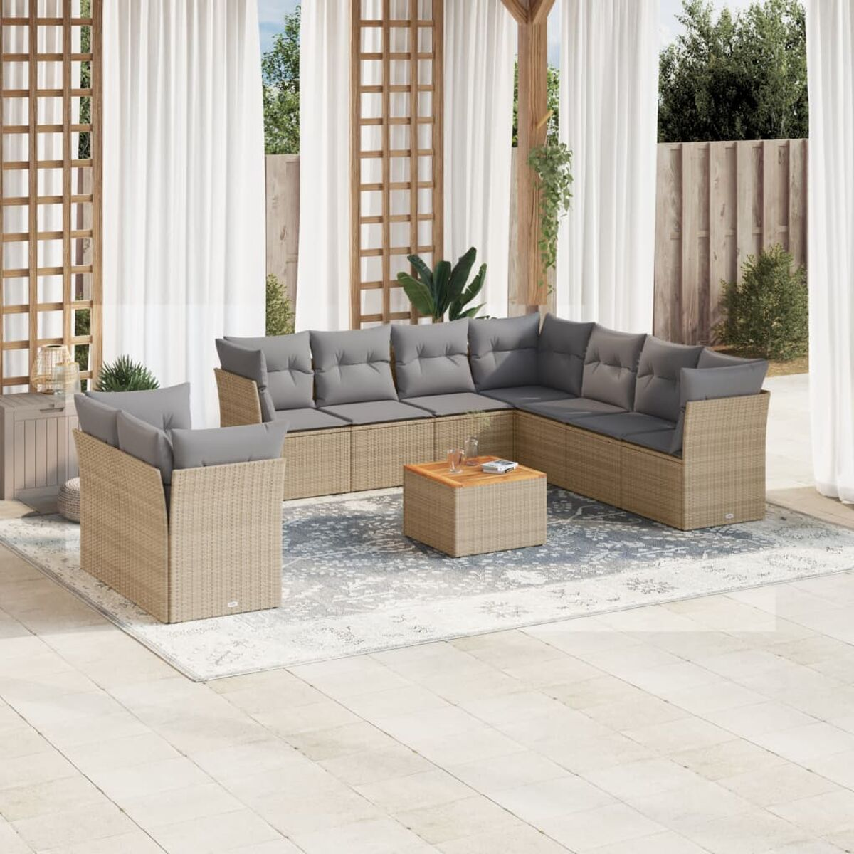 Un set da patio all'aperto con un divano, due sedie e un tavolino su un tappeto fantasia.