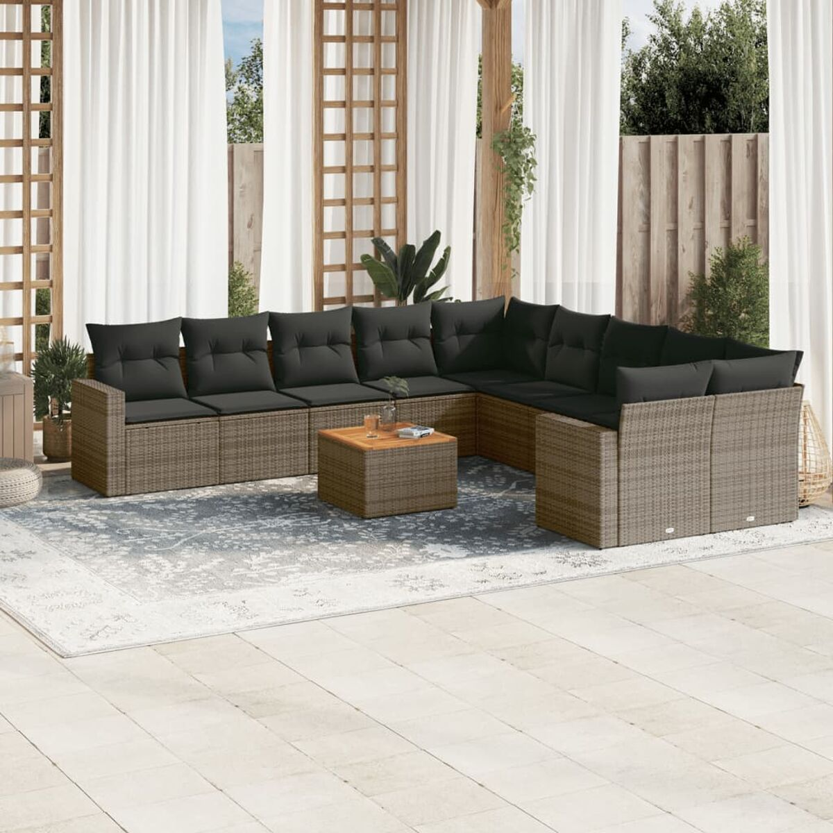 Set di sedute per esterni con struttura marrone, cuscini grigio scuro e tavolo in legno su un tappeto.