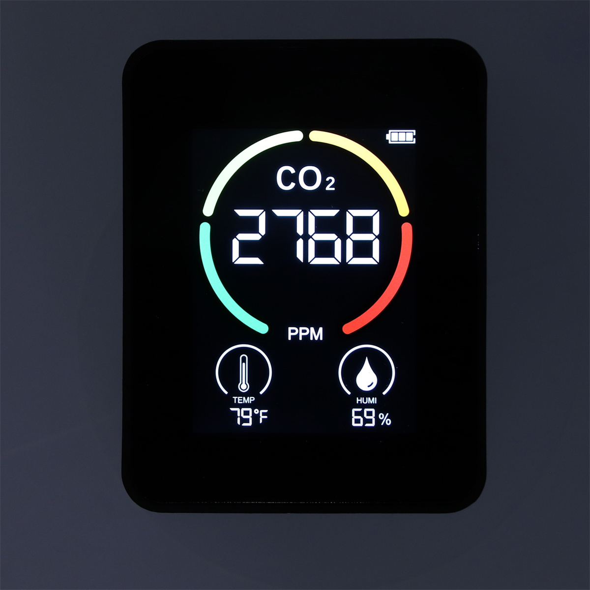 Ein digitales Display mit CO2-, Temperatur- und Feuchtigkeitsmesswerten auf dunklem Hintergrund.