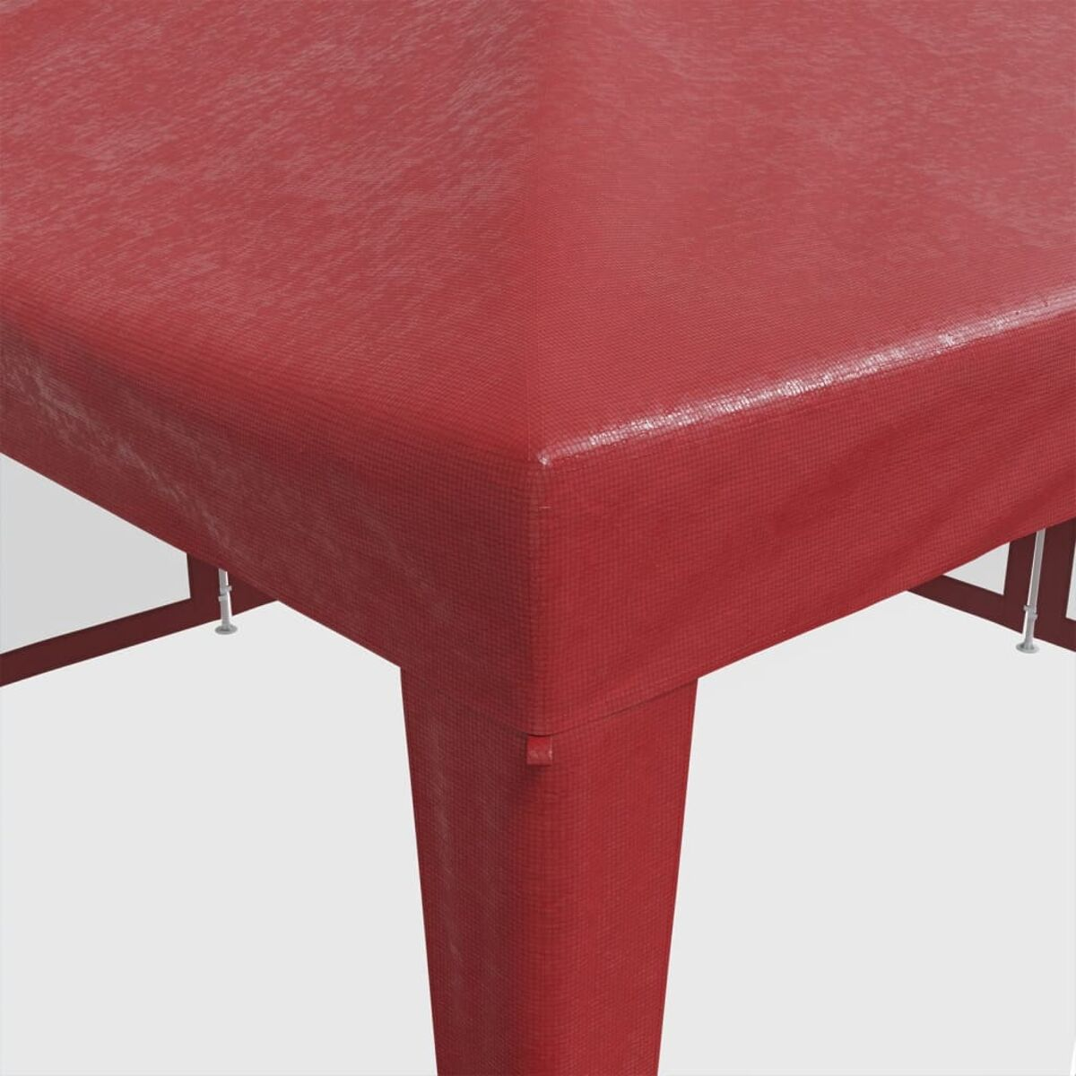 Primo piano di un tavolo in mosaico rosso, che mostra la superficie strutturata e le gambe.