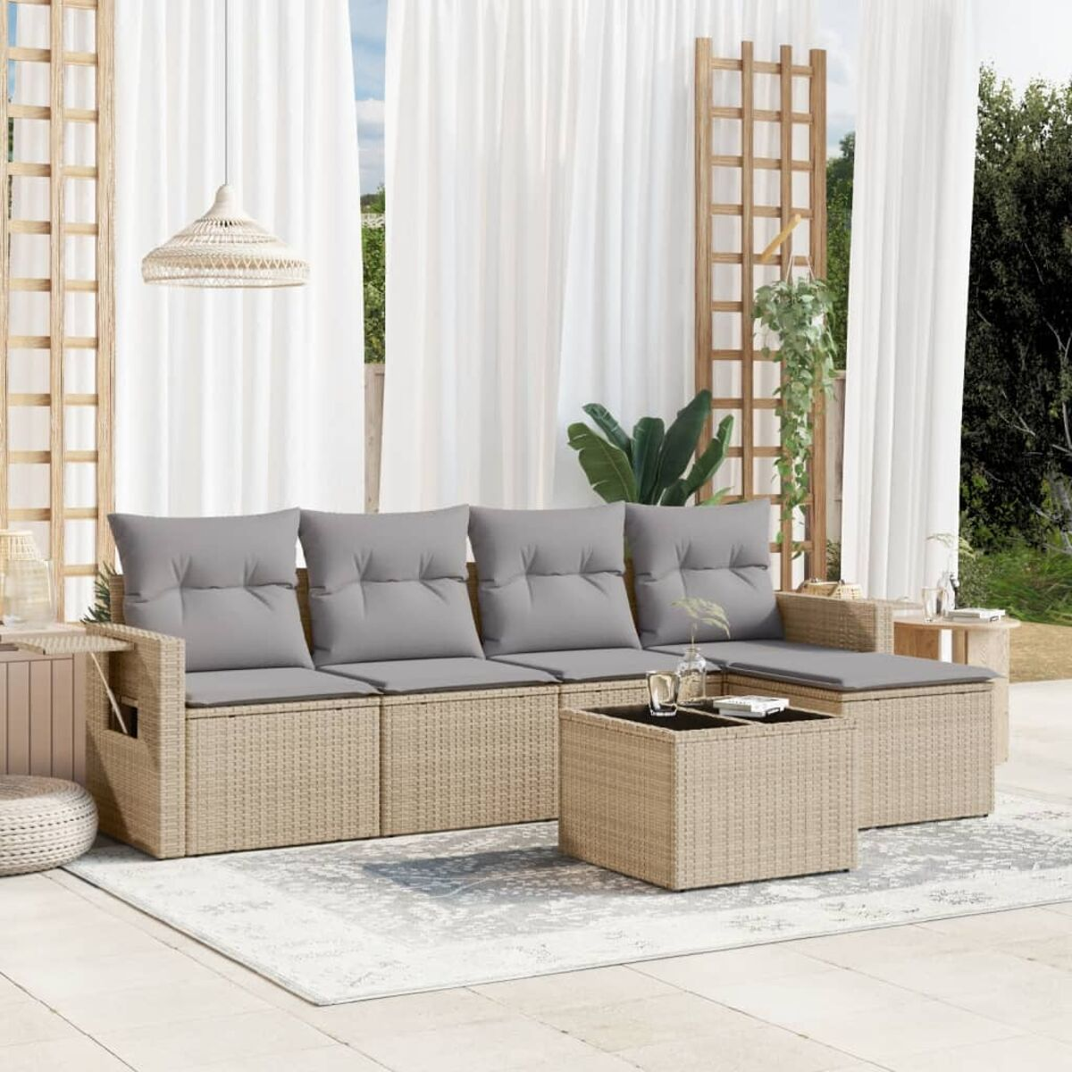 Set di sedute per esterni con cuscini beige. Include un divano componibile, un tavolino e un tavolino su un patio.