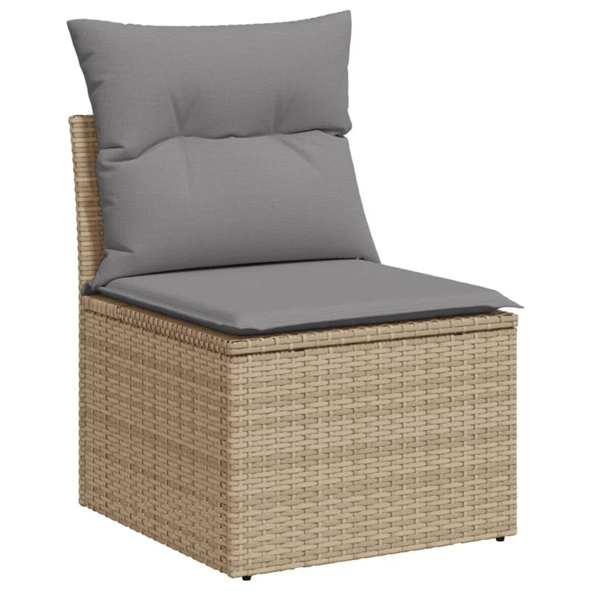 Beiger Rattanstuhl mit grauen Kissen. Weißer Hintergrund.