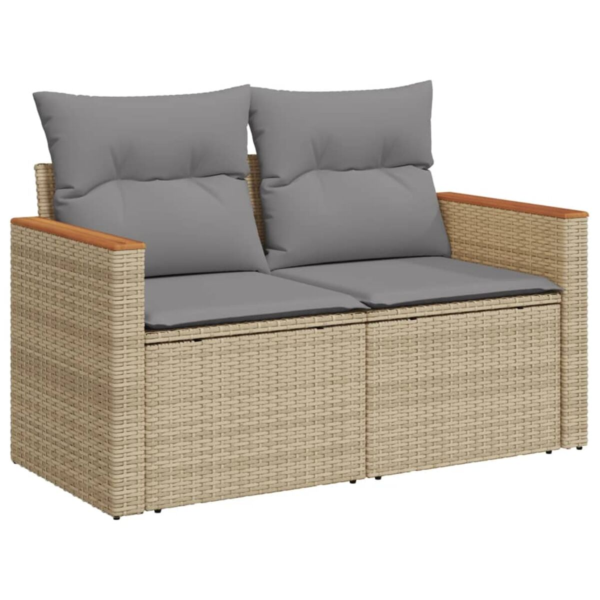 Divano in rattan beige con due cuscini grigi. Ha braccioli e una trama intrecciata.
