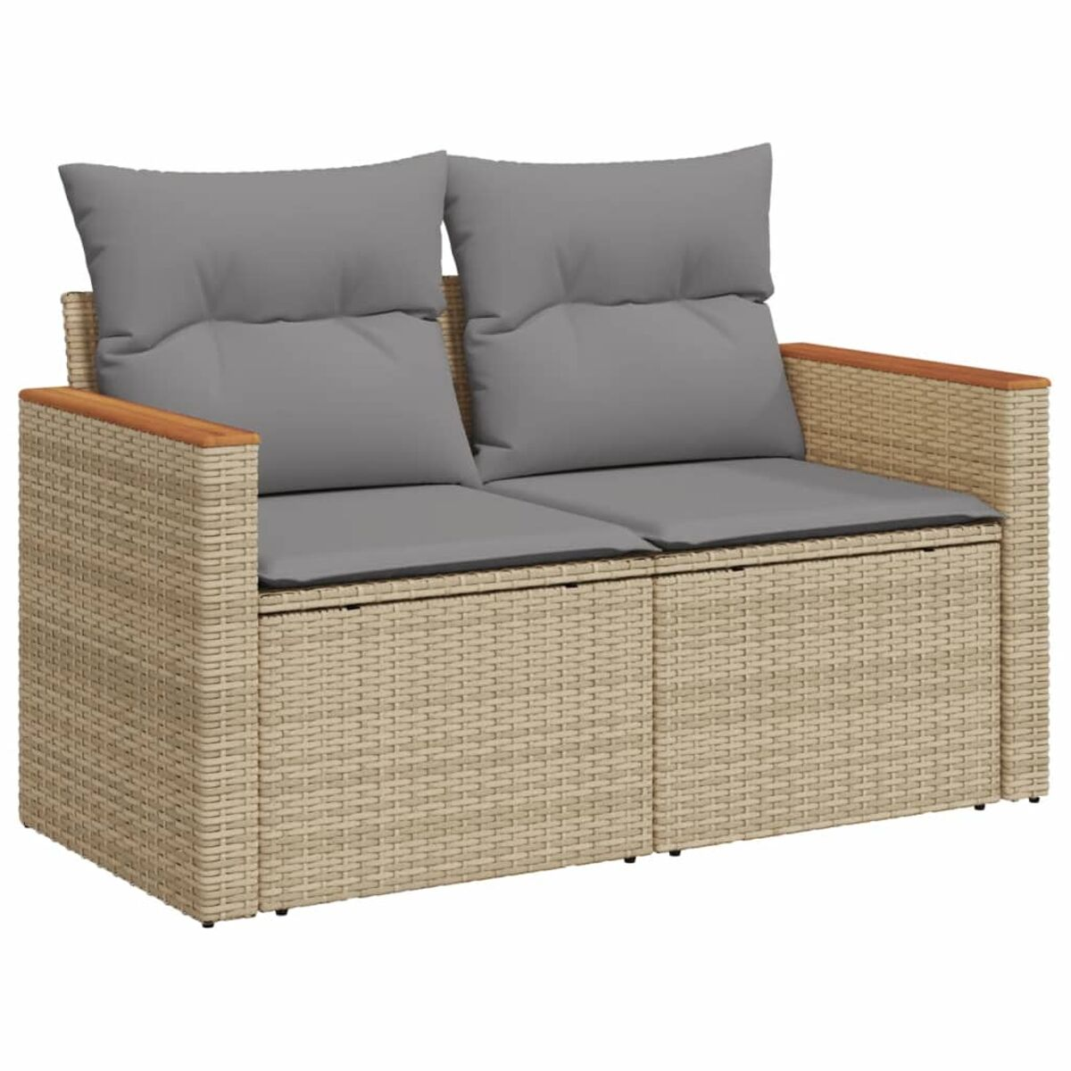 Divano in vimini con due cuscini grigi e braccioli in legno. Colore beige.