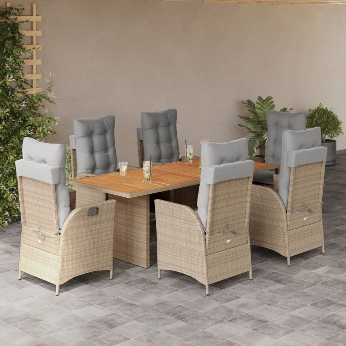 Essgruppe im Freien mit Holztisch, 6 Stühlen und grauen Kissen. Auf Steinplatten.