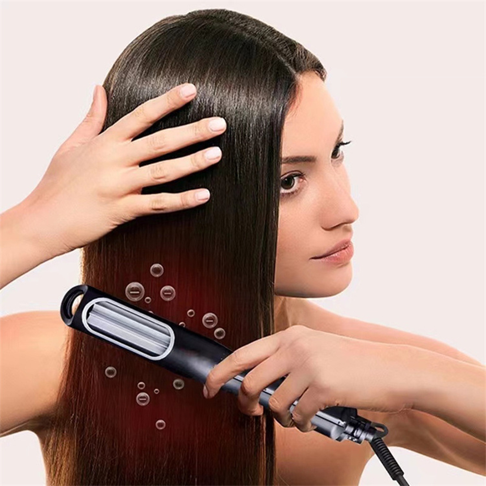 Eine Frau glättet ihr Haar mit einem schwarzen Haarglätter. Blasen werden im Haar visualisiert.