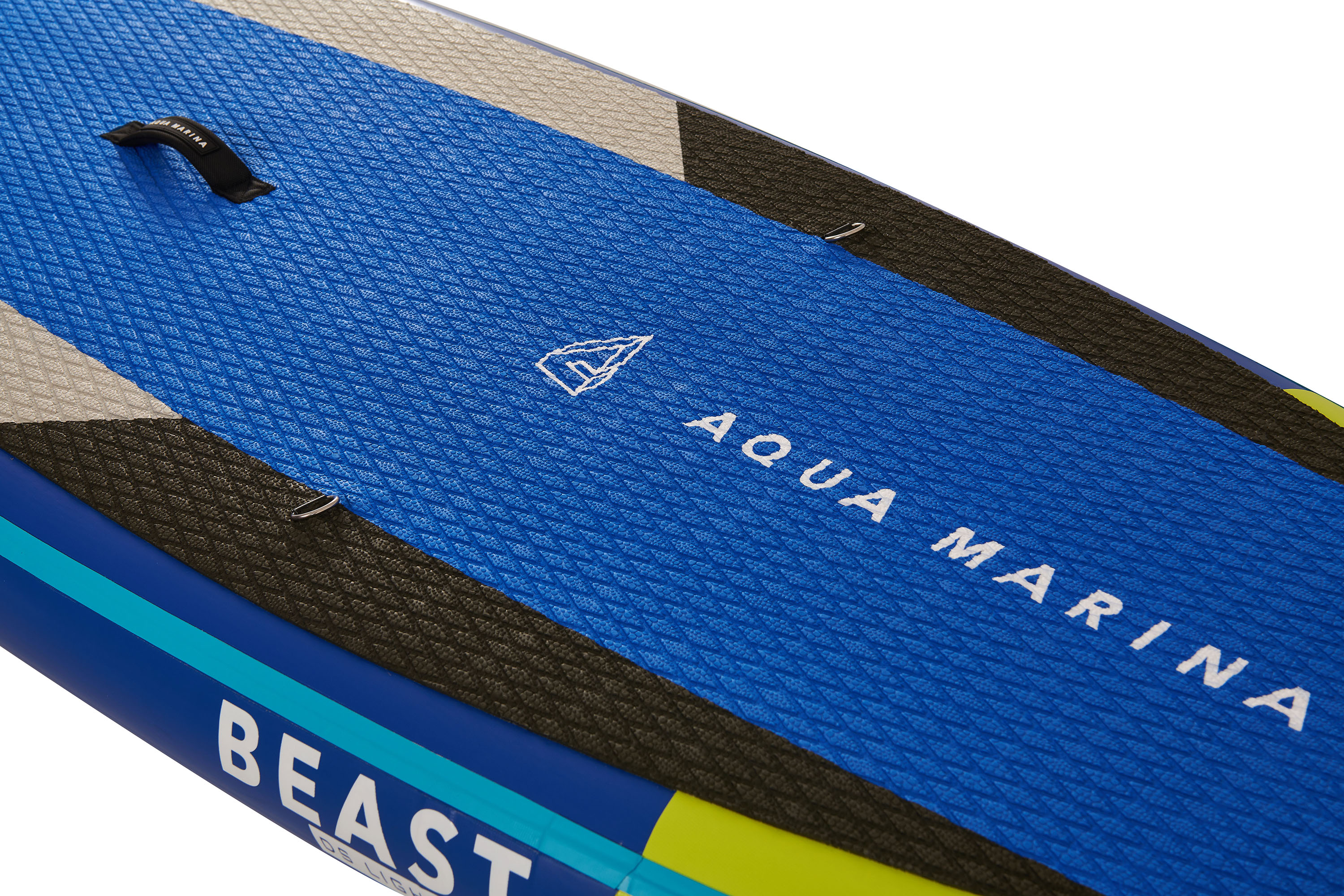 Blaues und schwarzes Paddleboard, mit AQUA MARINA und BEAST darauf geschrieben. Der Hintergrund ist weiß.