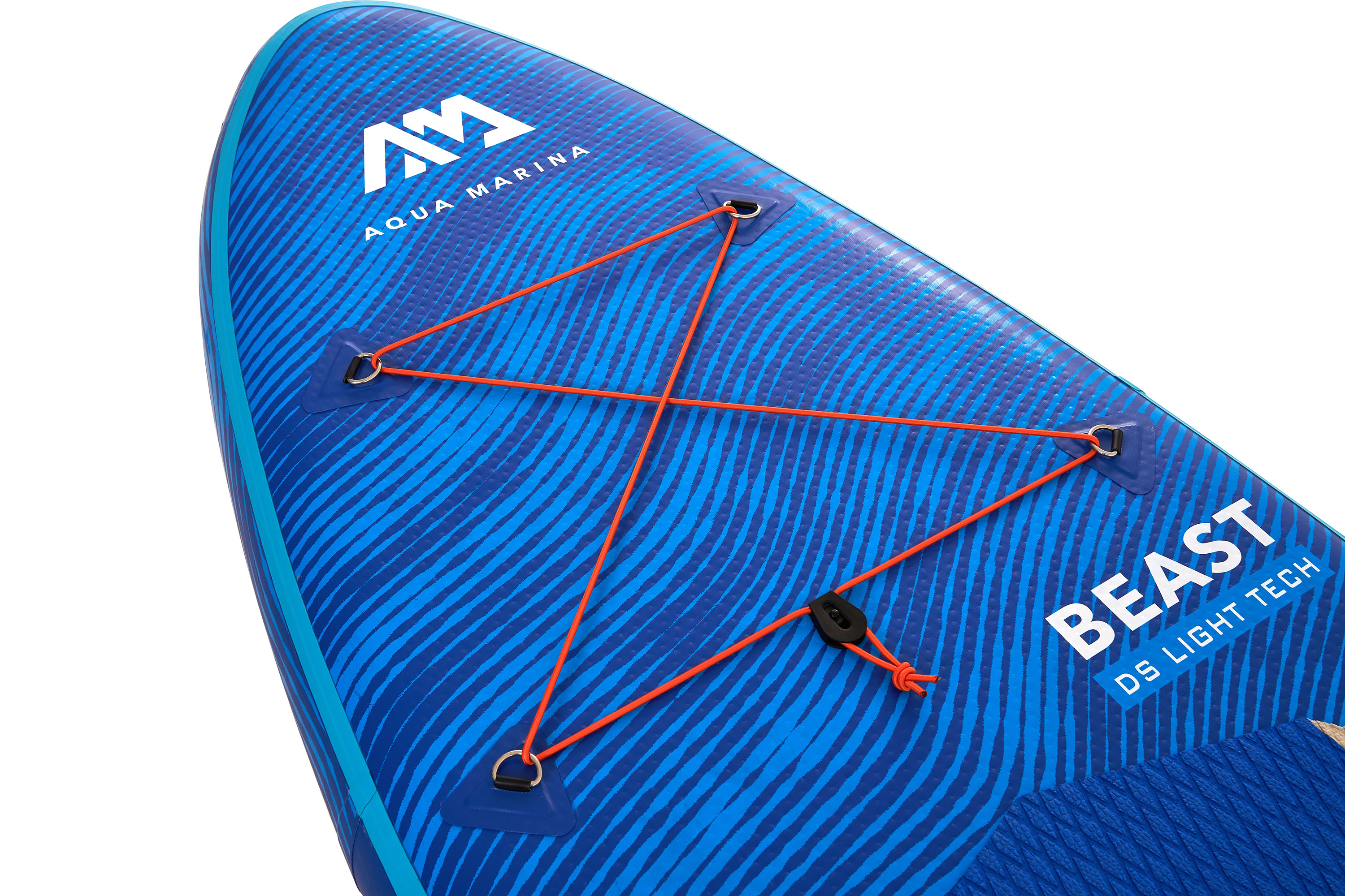 Nahaufnahme eines blau-weißen Stand-Up-Paddleboards. Es hat orangefarbene Seile und das Wort BEAST.