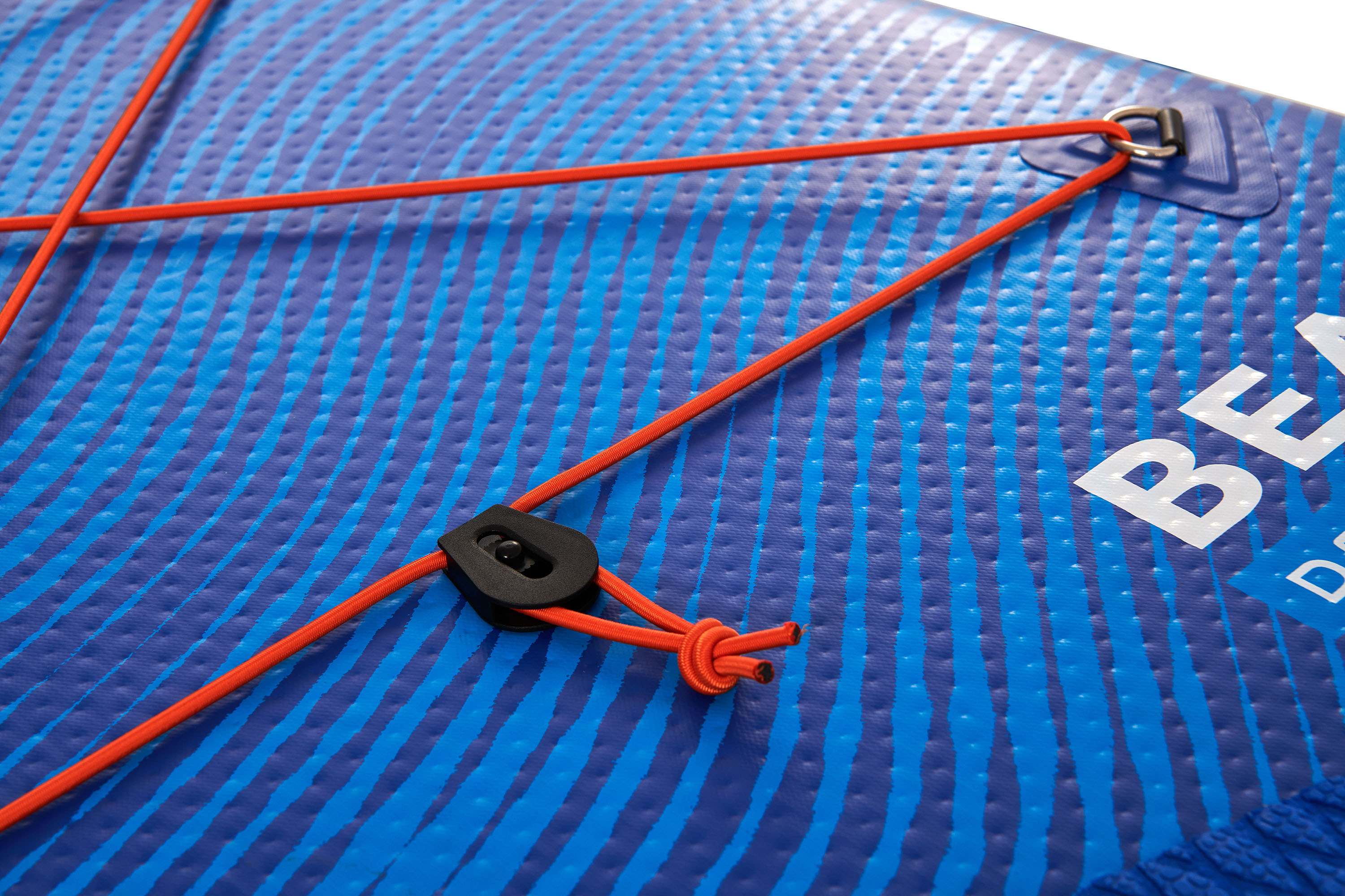 Blau-weißes Paddleboard mit roten Bungee-Kordeln und schwarzen Verschlüssen.
