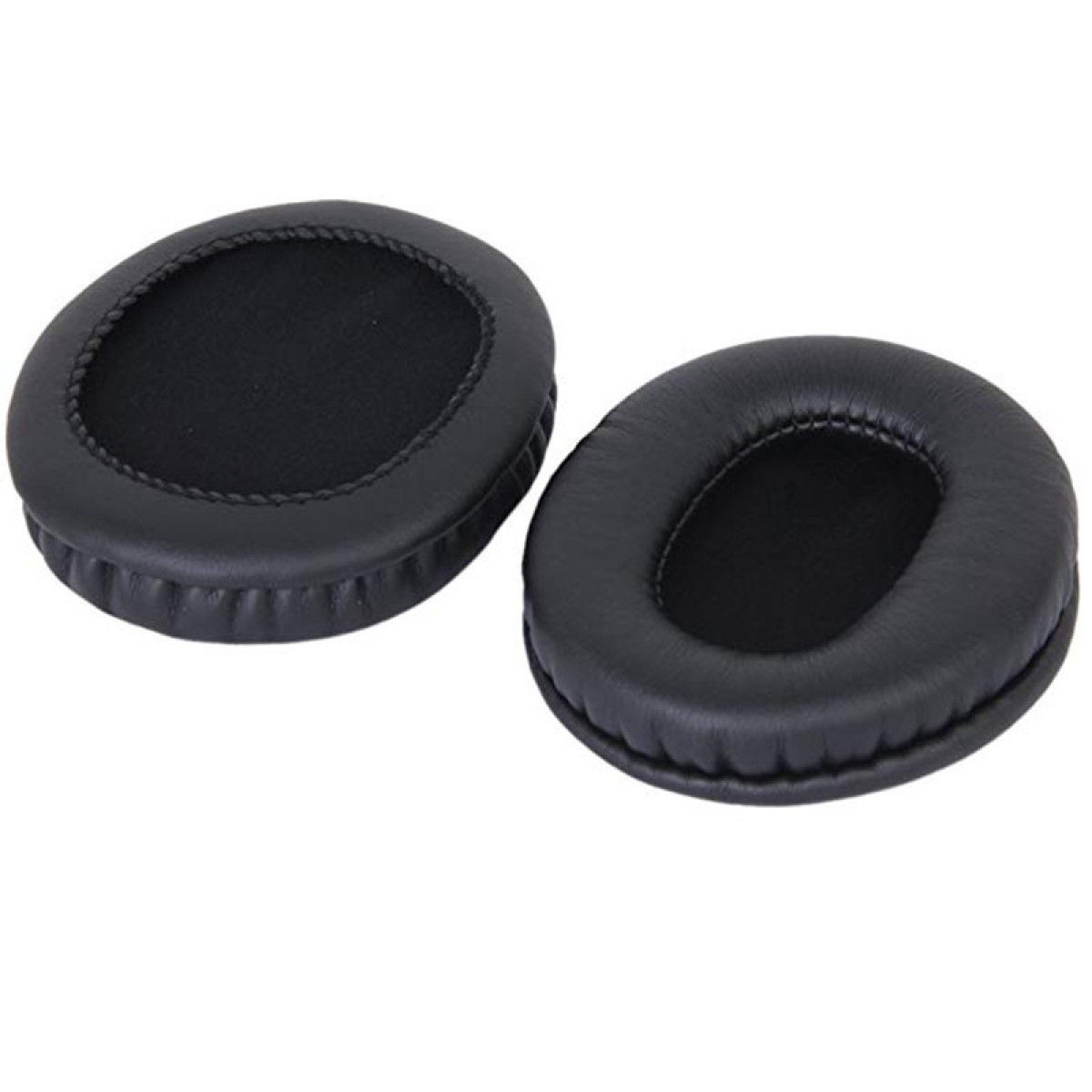 Due cuscinetti auricolari neri per cuffie. Sono ovali e in pelle nera.