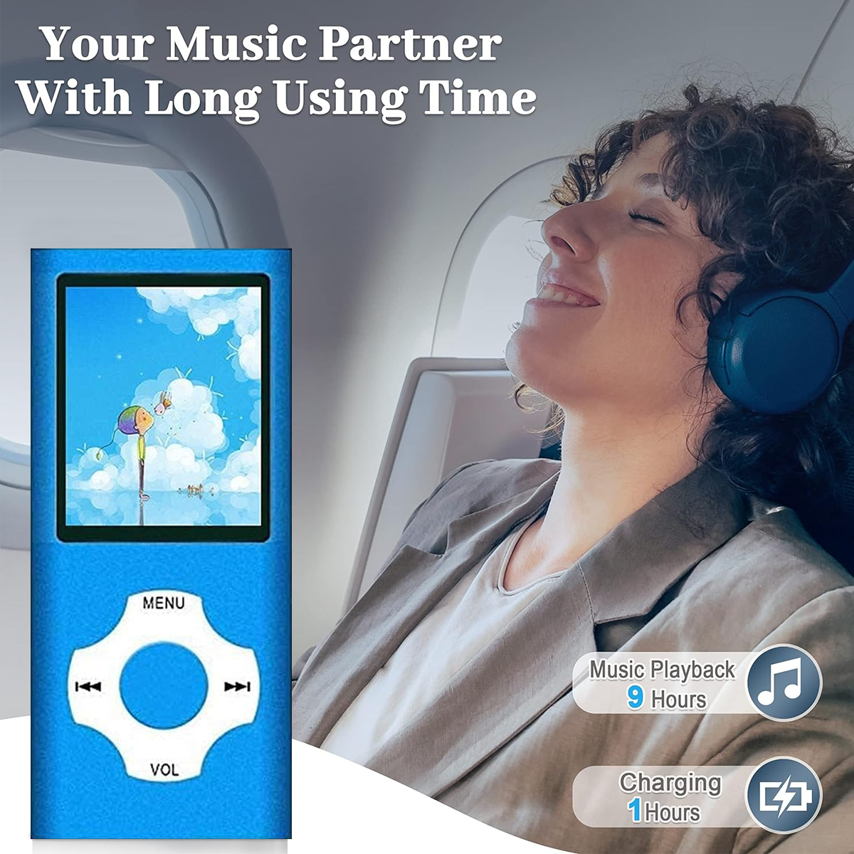 Blauer MP3-Player mit Bildschirm. Frau mit Kopfhörern lächelt im Flugzeug.