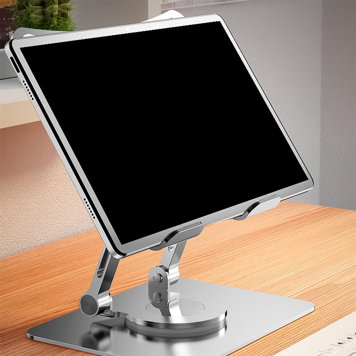 Tablet auf einem silbernen Ständer. Der Ständer hat eine Basis und einen verstellbaren Arm. Der Bildschirm ist schwarz.
