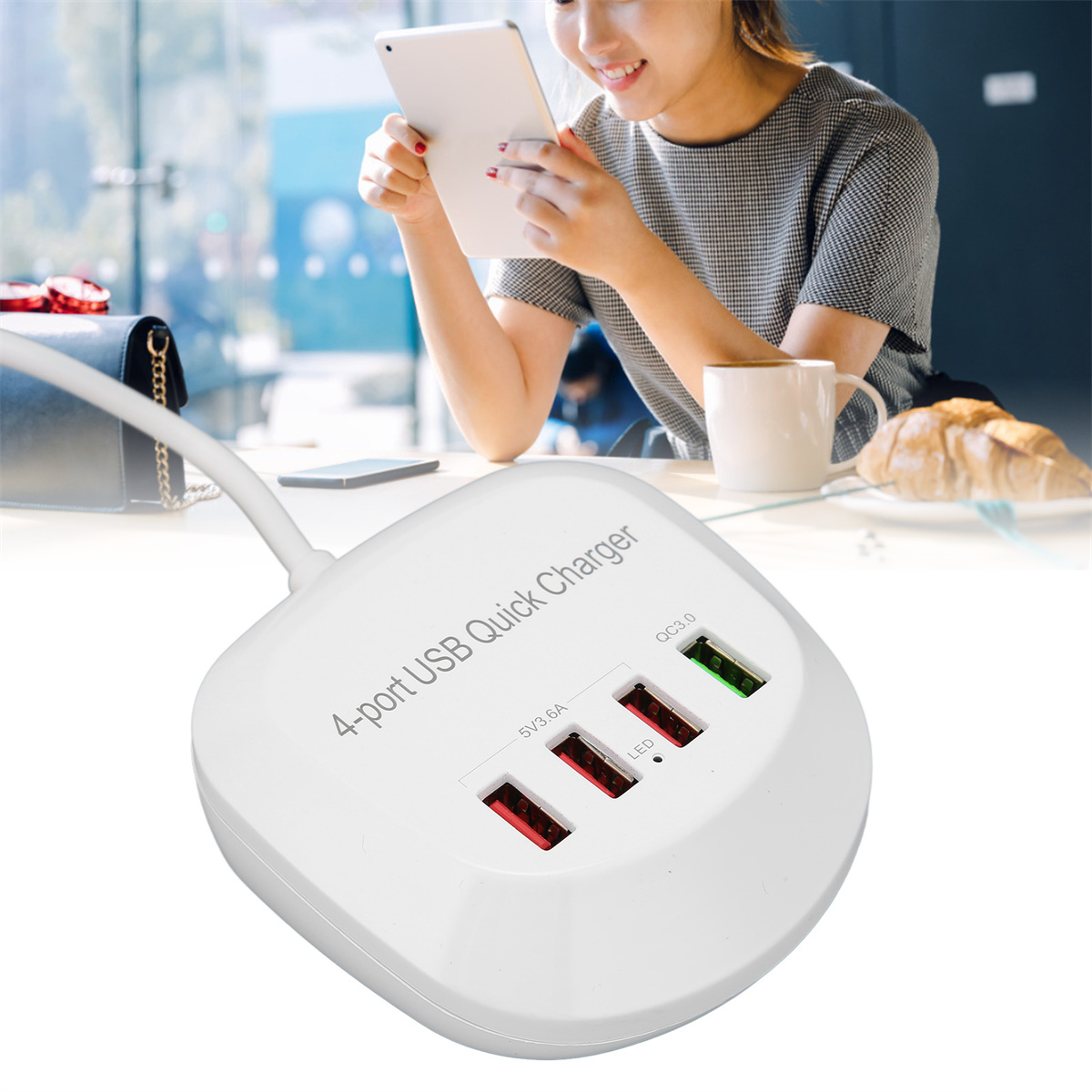Weißer 4-Port-USB-Lader mit Frau, die im Hintergrund ein Tablet benutzt. Rote und grüne Ports sichtbar.