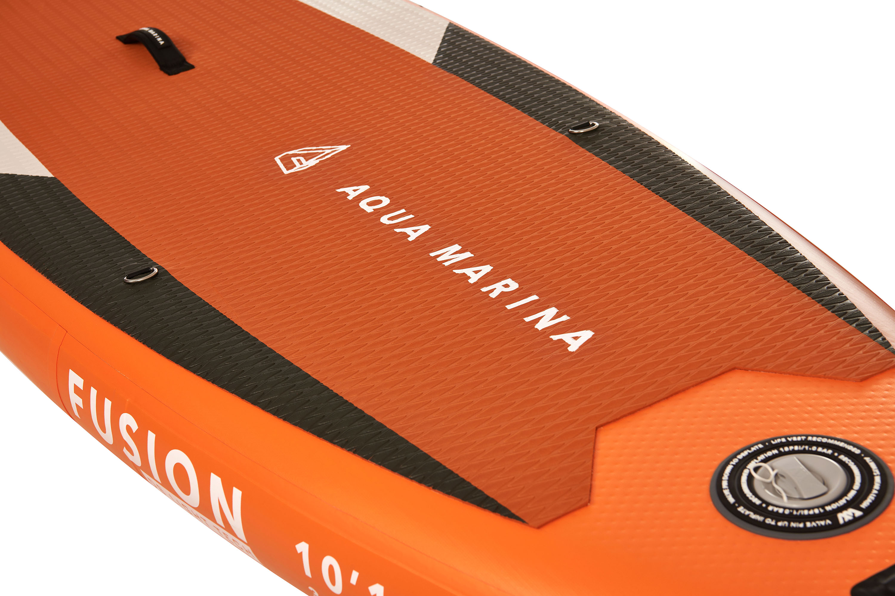 Nahaufnahme eines orangefarbenen und schwarzen Stand-Up-Paddleboards mit dem Text „AQUA MARINA FUSION“.