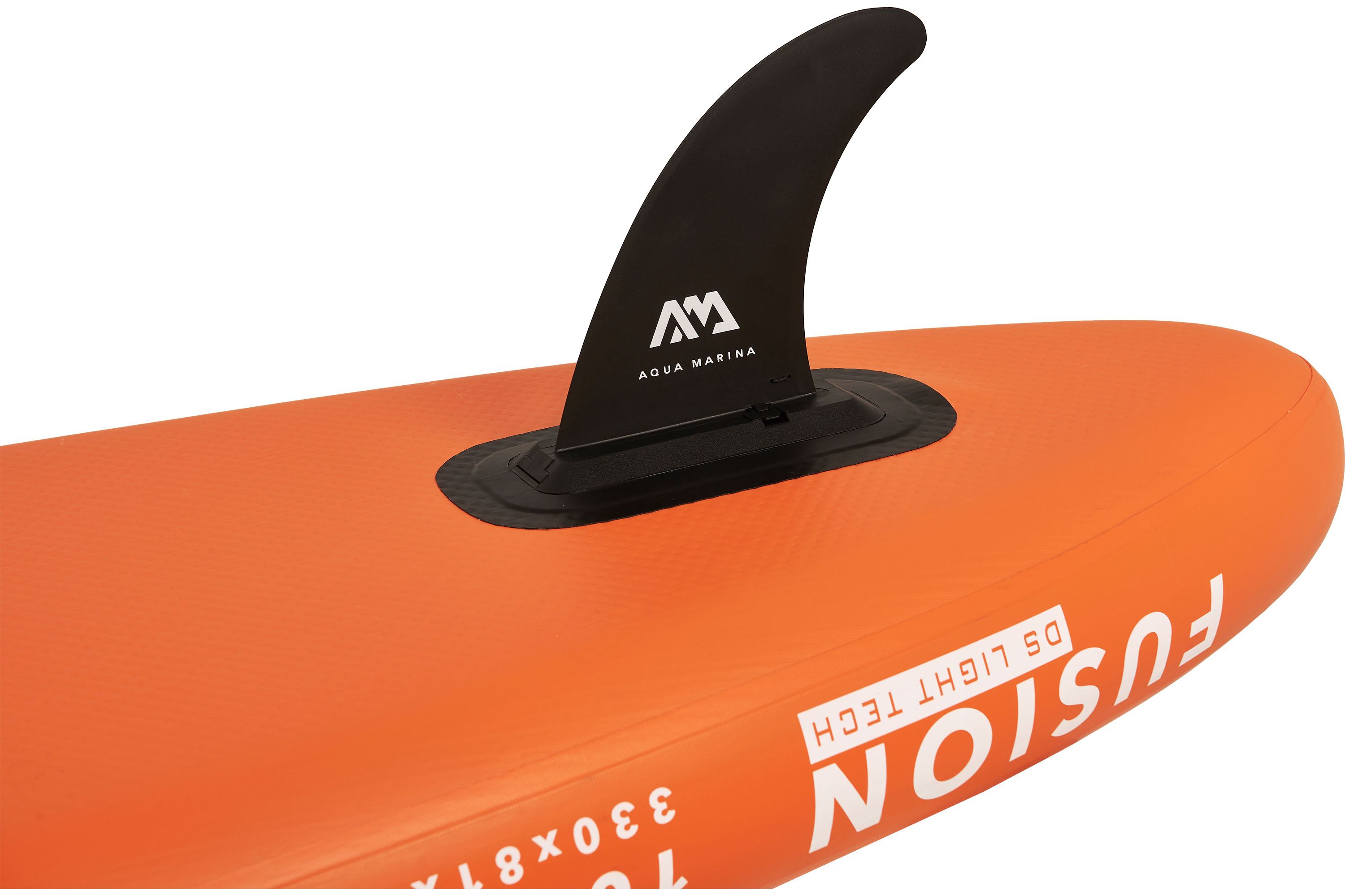 Nahaufnahme eines orangefarbenen Paddleboards mit einer schwarzen Finne. Auf dem Board steht 'FUSION'.