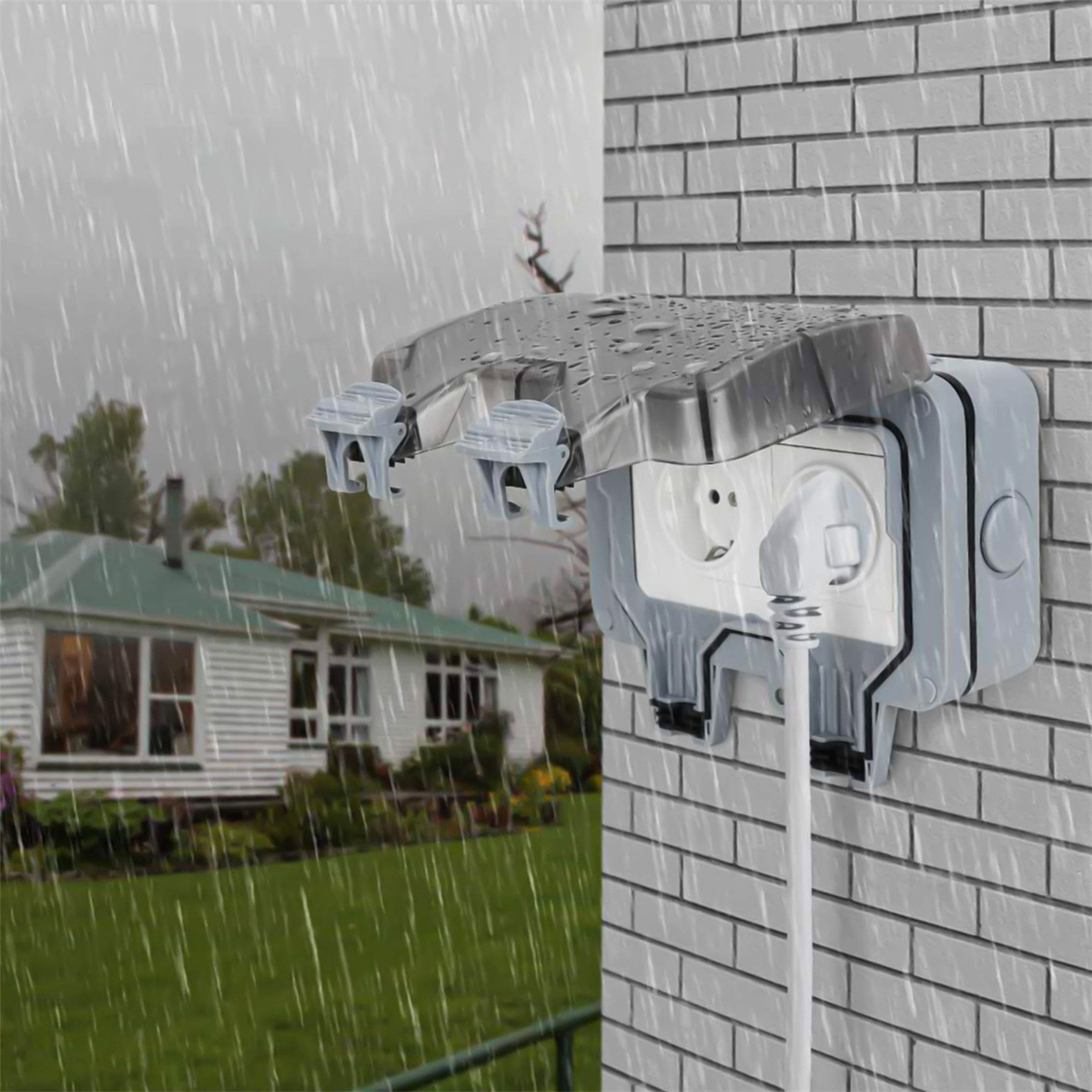 Abdeckung für Außensteckdose im Regen mit Haus im Hintergrund.