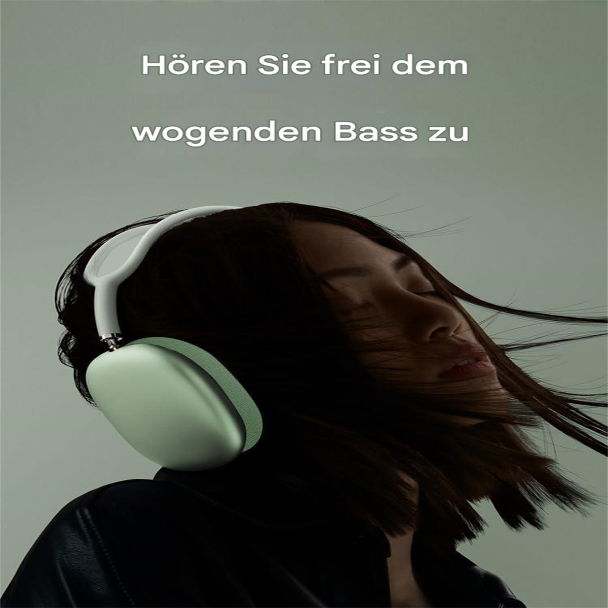 Frau mit Kopfhörern. Text: „Höre frei dem wogenden Bass zu“. Grüne und weiße Kopfhörer.