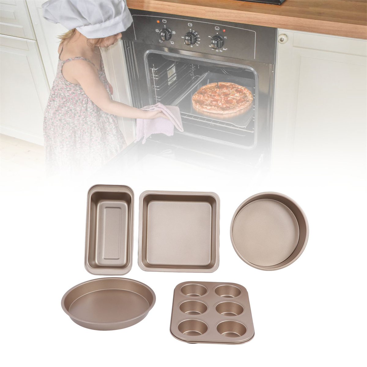 Ein Satz goldfarbener Backformen. Ein Kind mit Kochmütze greift mit einer Pizza in einen Ofen.