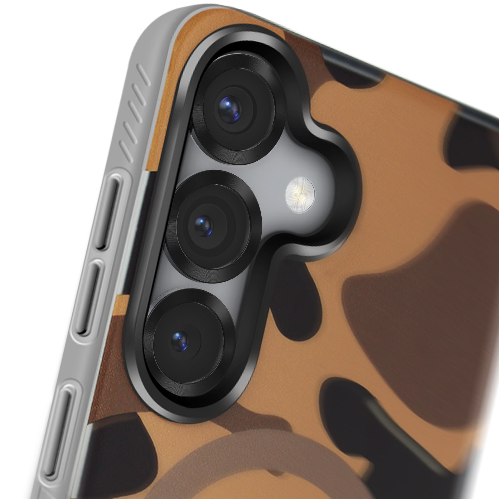 Primo piano del modulo fotocamera di uno smartphone con più lenti e custodia a fantasia.