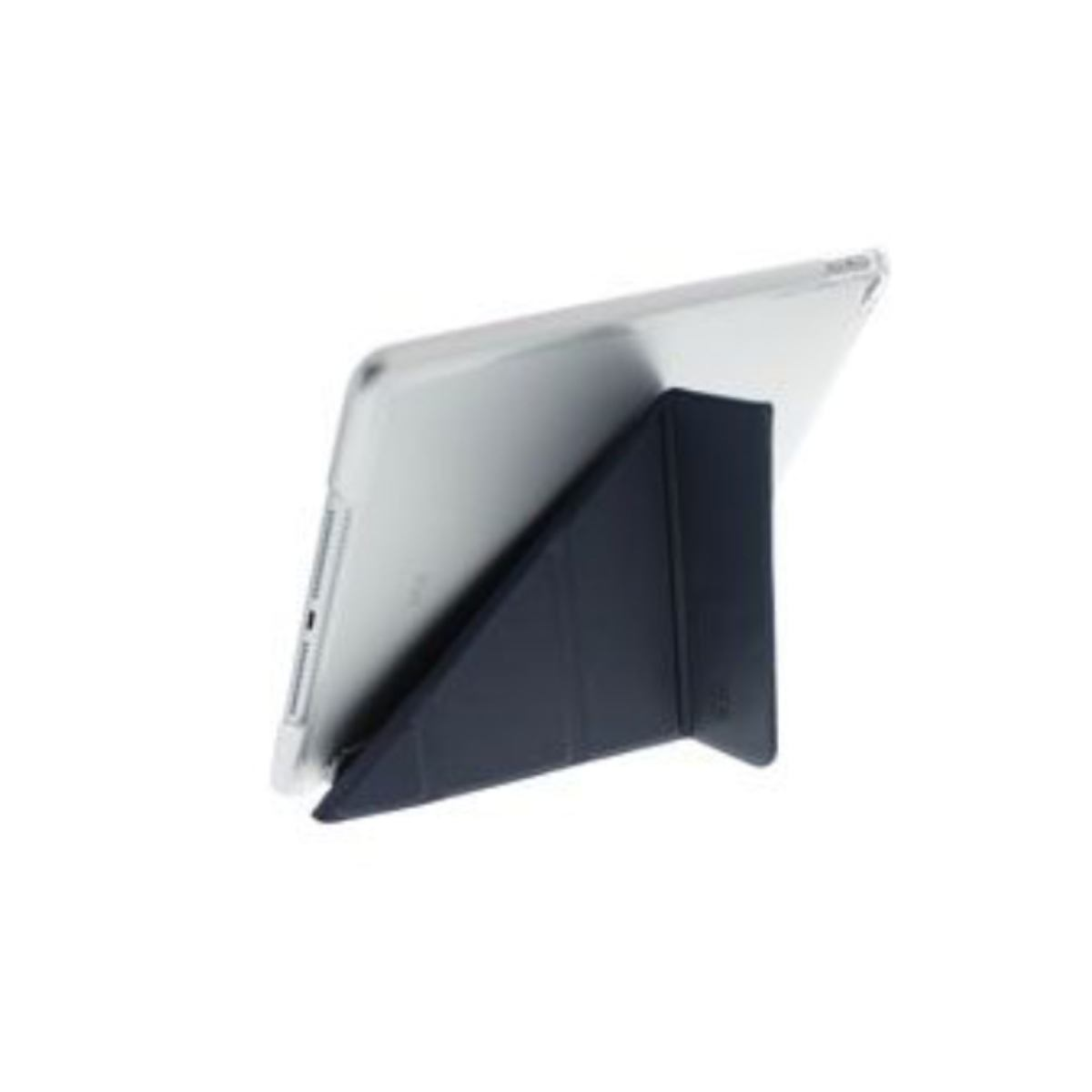 Tablet sorretto da un supporto triangolare blu scuro. Sfondo bianco.