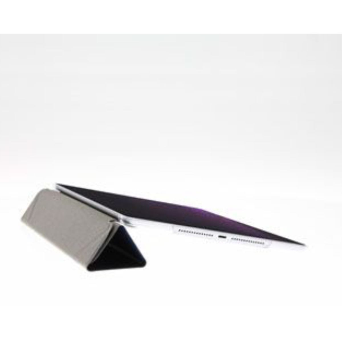 Tablet in una custodia grigia, vista angolata. Custodia aperta.