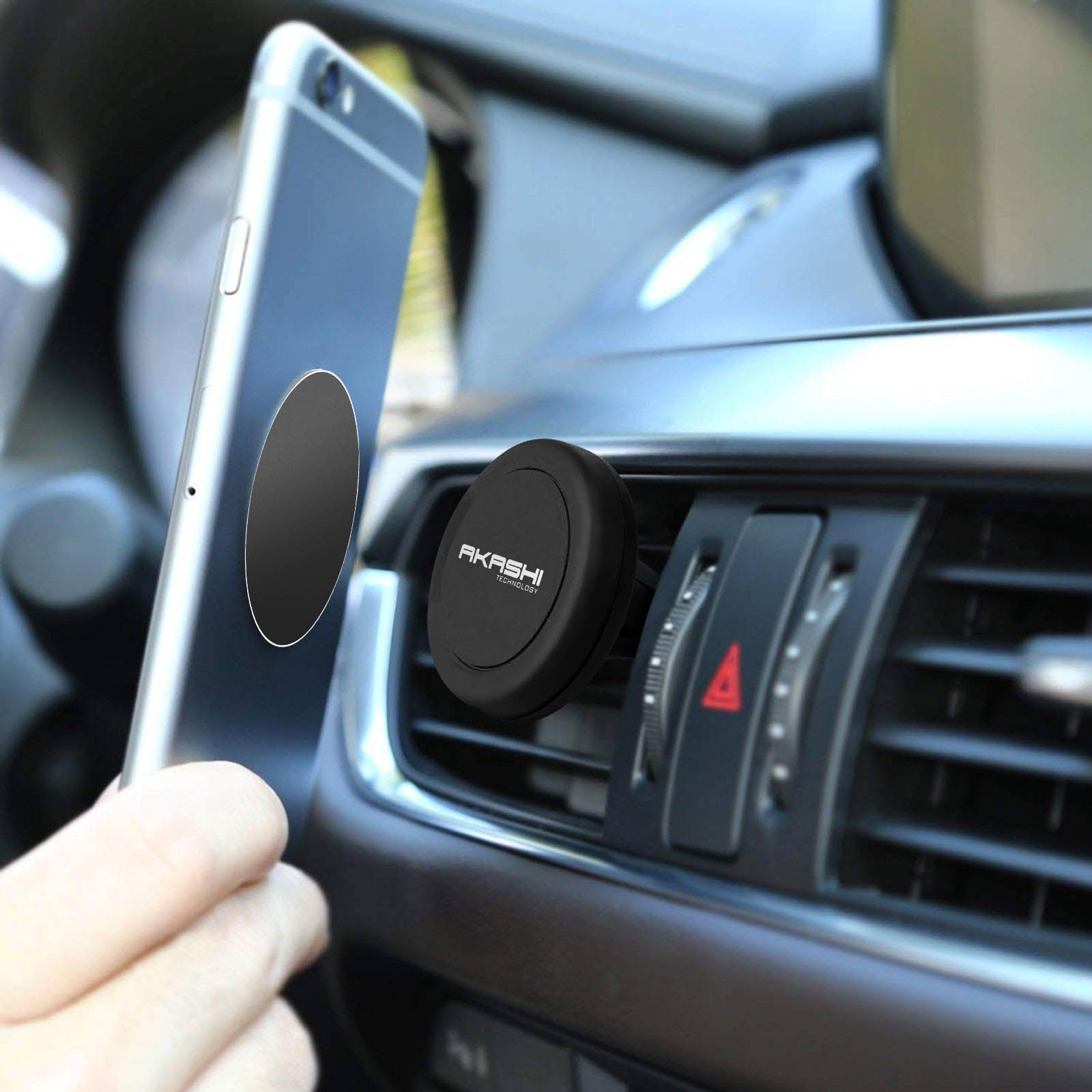 Un telefono tenuto vicino a una presa d'aria dell'auto con un supporto magnetico.