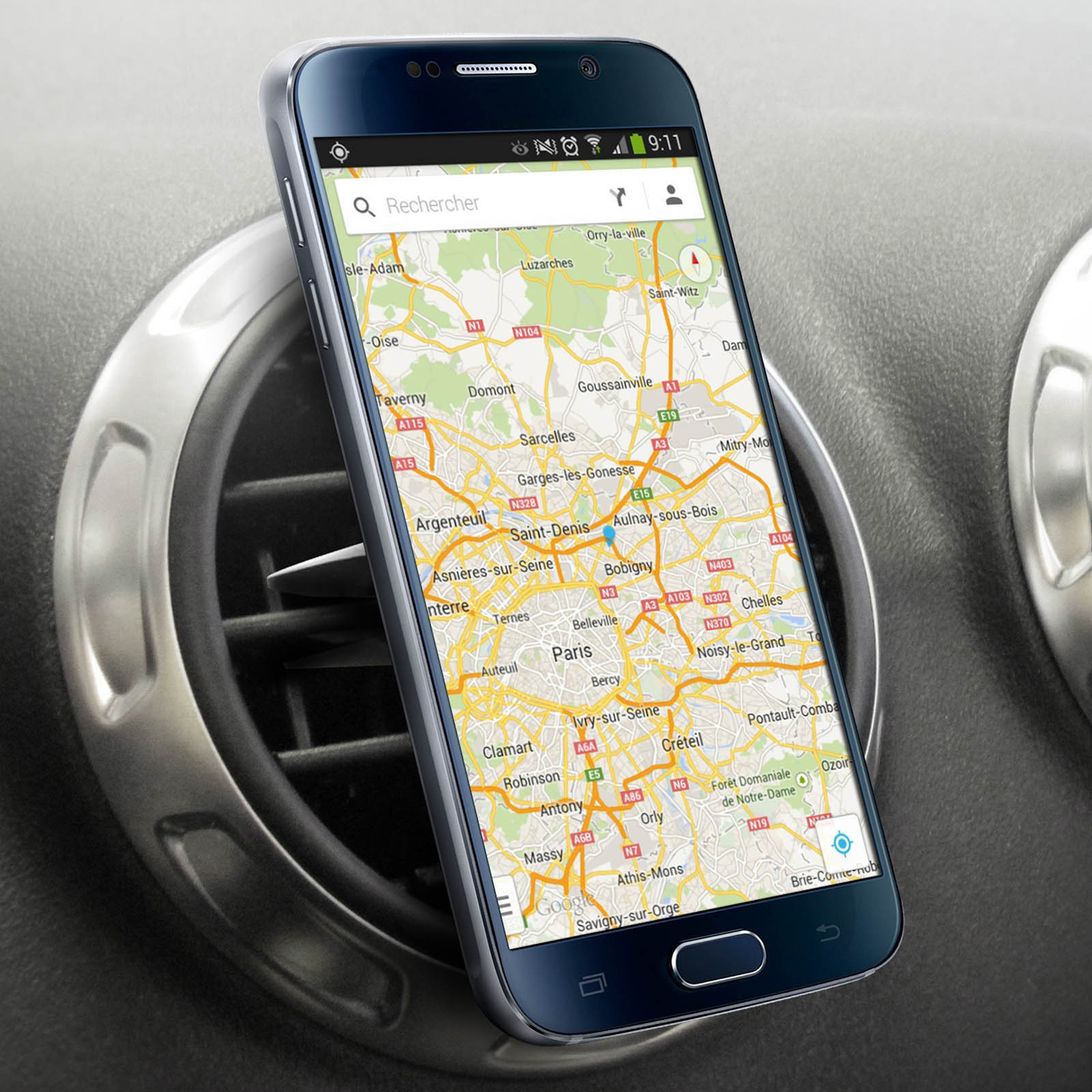Uno smartphone che mostra una mappa di Parigi montato sulla bocchetta dell'aria di un'auto.