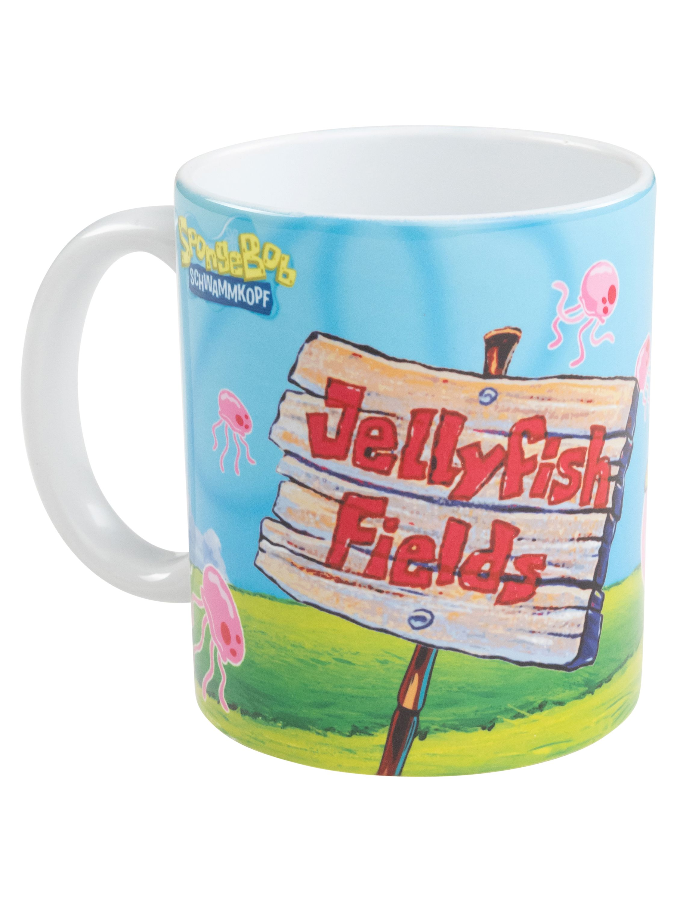 Spongebob-Tasse mit „Quallenfelder“-Schild und Zeichentrickfiguren.