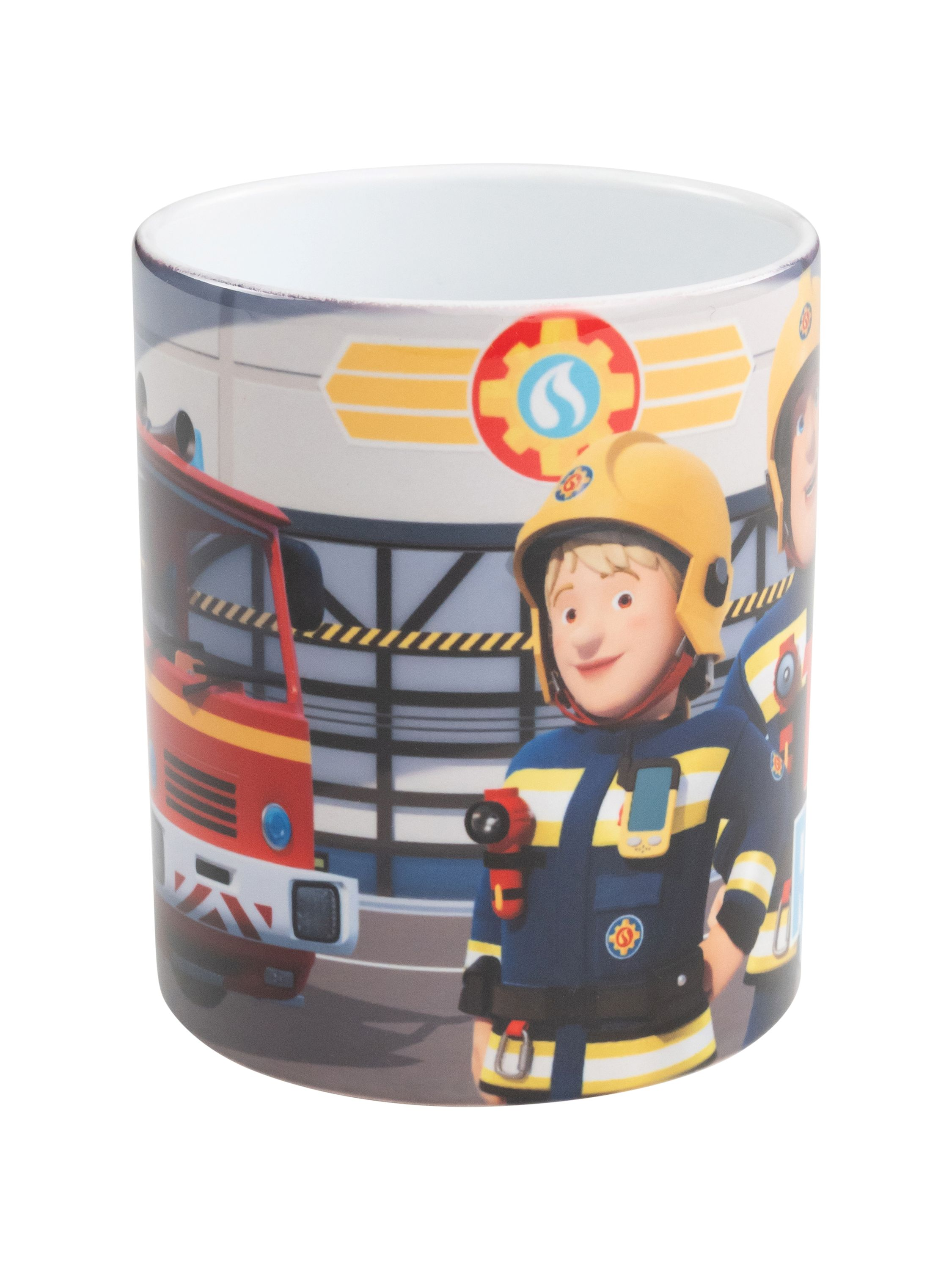 Eine Tasse mit einem Cartoon-Feuerwehrmann. Der Hintergrund zeigt eine Feuerwache mit einem Feuerwehrauto.