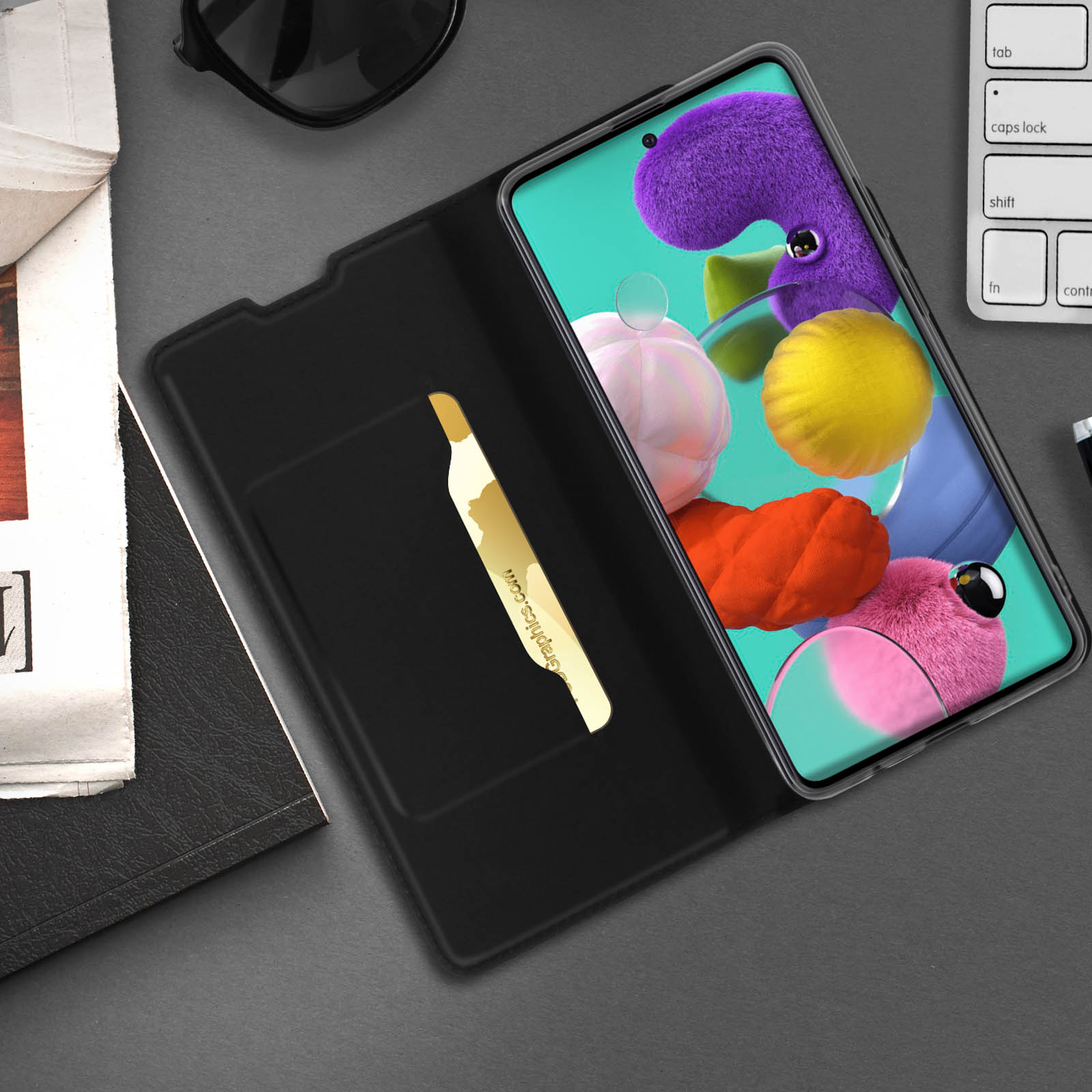 Una custodia per telefono nera con uno slot per schede e un telefono che mostra un'interfaccia colorata.