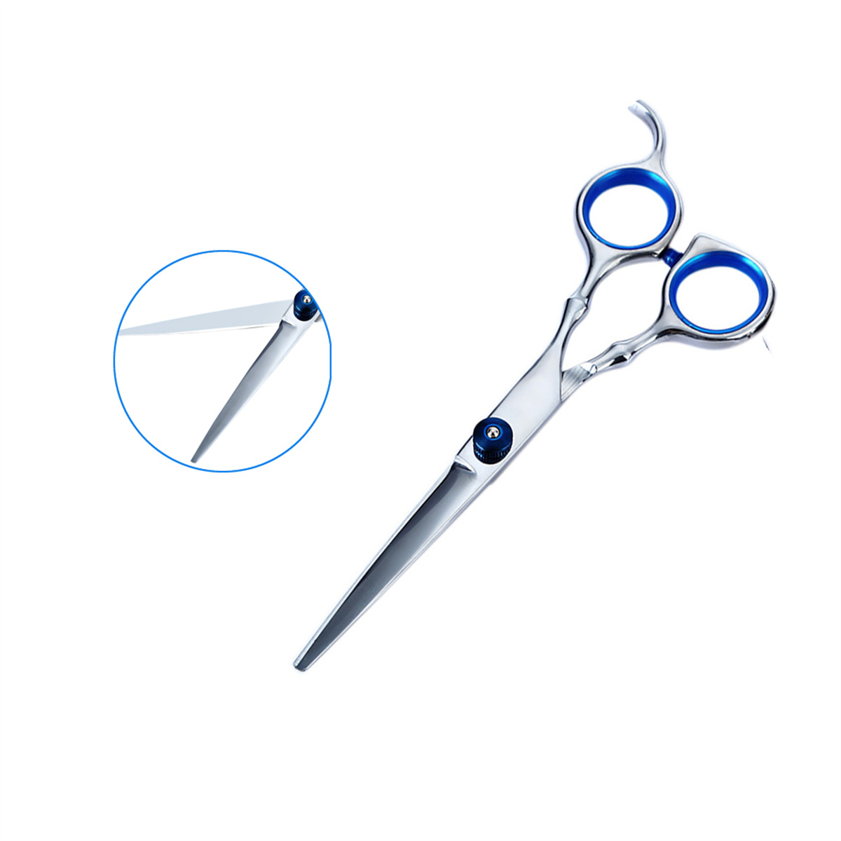 Silberne Schere mit blauen Ringen. Eine Nahaufnahme zeigt die Klingen. Isoliert auf weißem Hintergrund.