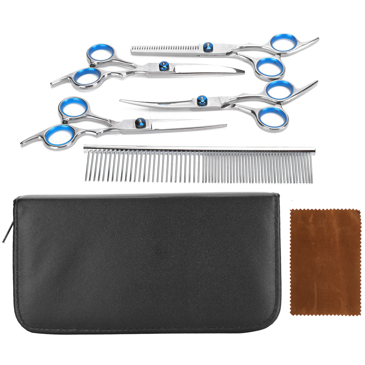 Set von Tierpflege-Scheren, Kamm und Reinigungstuch in einem schwarzen Etui. Weißer Hintergrund.
