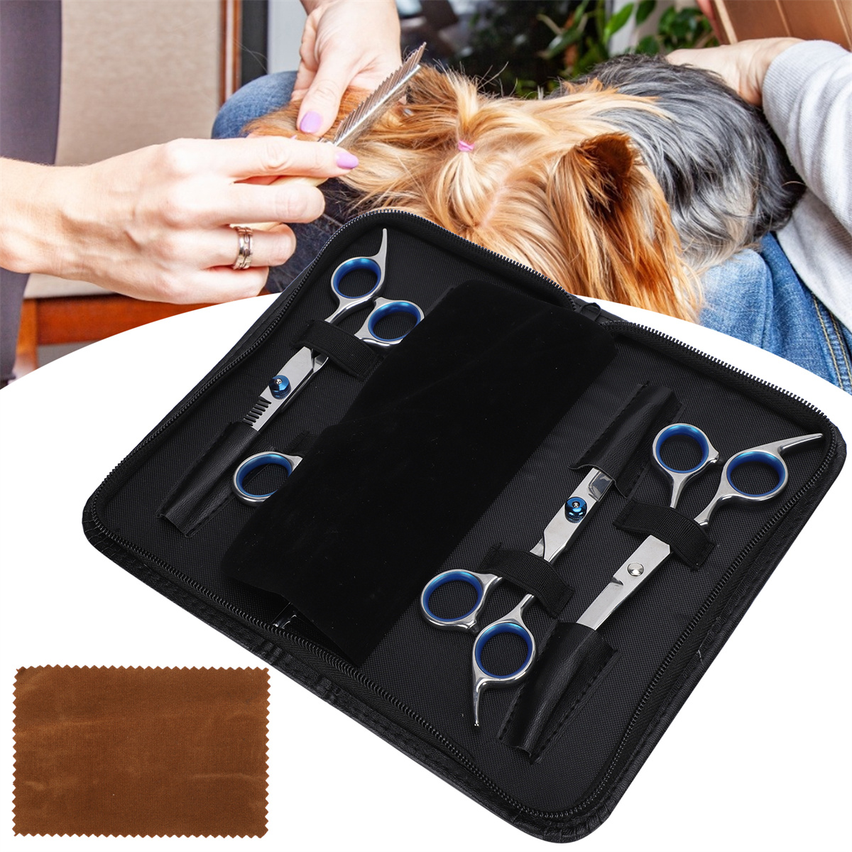Scheren in einem schwarzen Etui mit blauen Griffen. Eine Person pflegt einen Hund. Ein Reinigungstuch im Vordergrund.