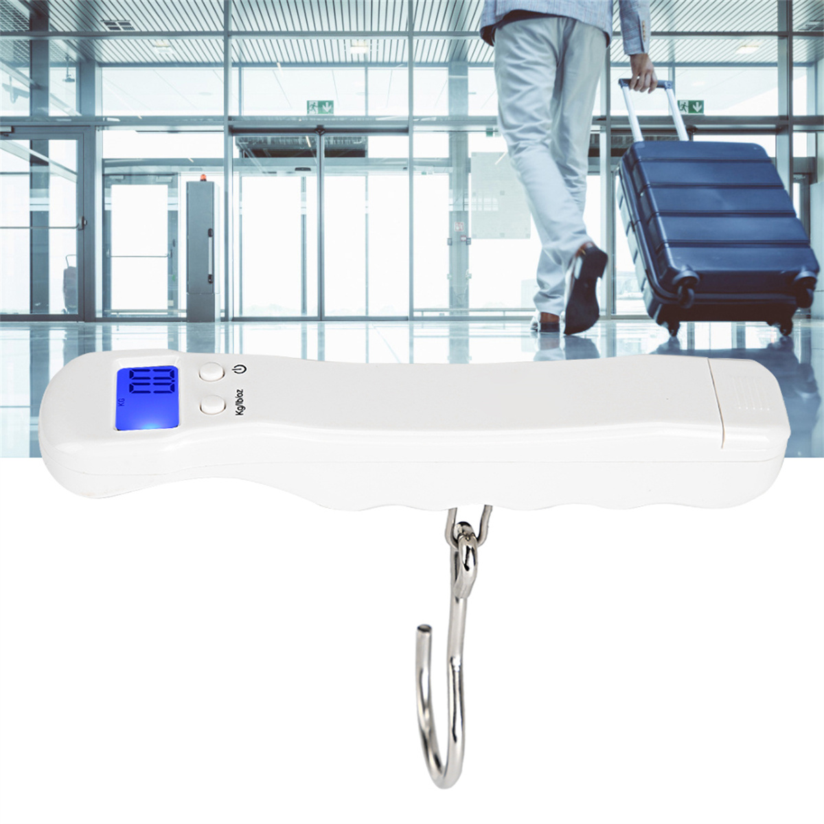 Weiße digitale Gepäckwaage mit Haken und Person mit Koffer im Hintergrund.