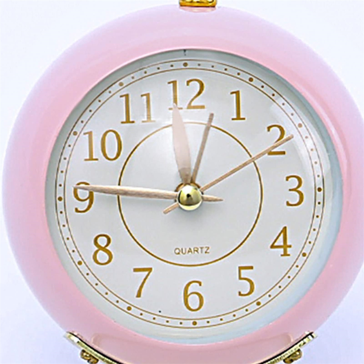 Rosa runde Uhr mit goldenen Zahlen und Zeigern auf einem weißen Zifferblatt, mit goldenem Sockel.
