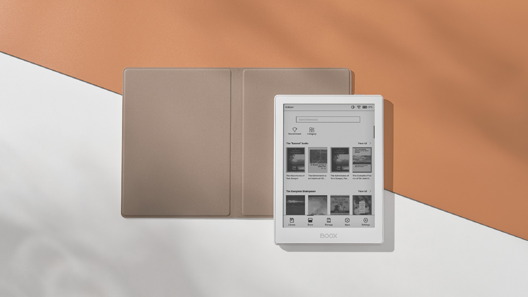 Lettore di ebook bianco con la sua custodia. La custodia è aperta e dietro al lettore.