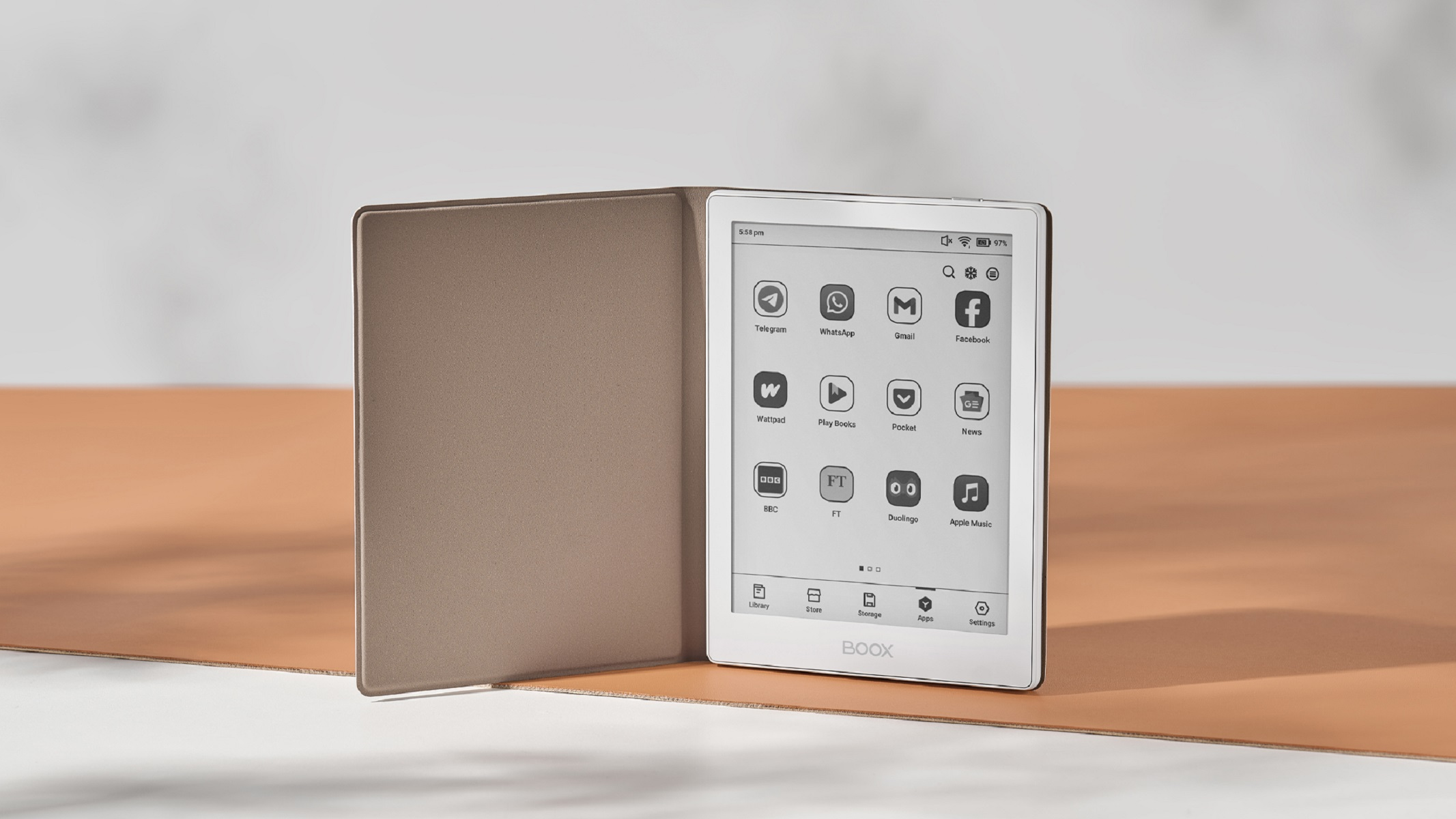 Lettore ebook con custodia beige aperta, mostra app sullo schermo.