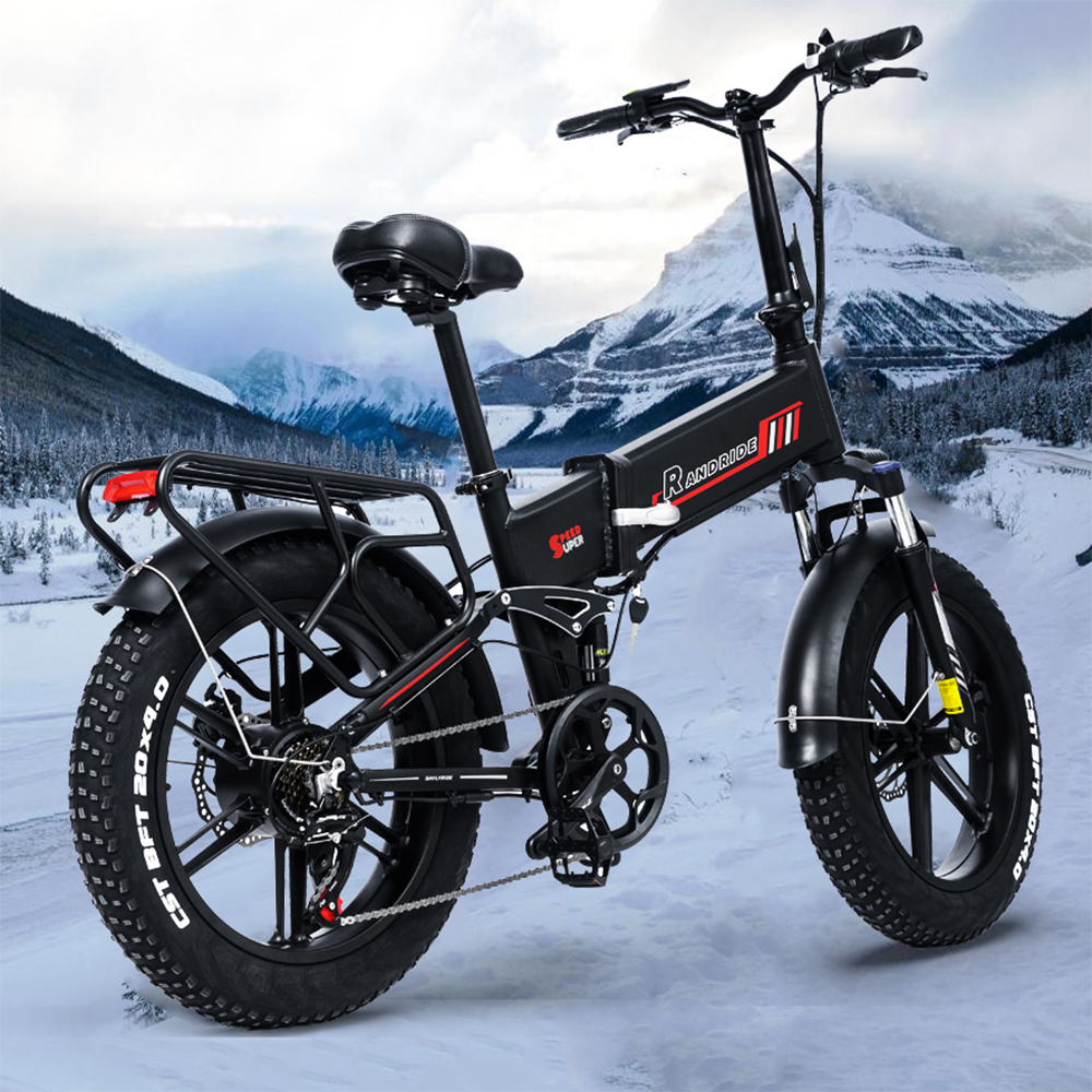 Schwarzes und rotes Fatbike-E-Bike im Schnee. Hat einen Gepäckträger und Schutzbleche.