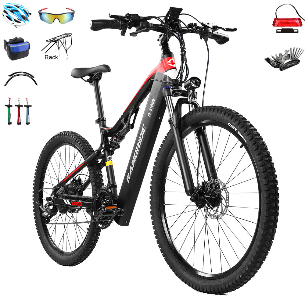 Schwarz-rotes elektrisches Mountainbike mit Zubehör, auf weißem Hintergrund.