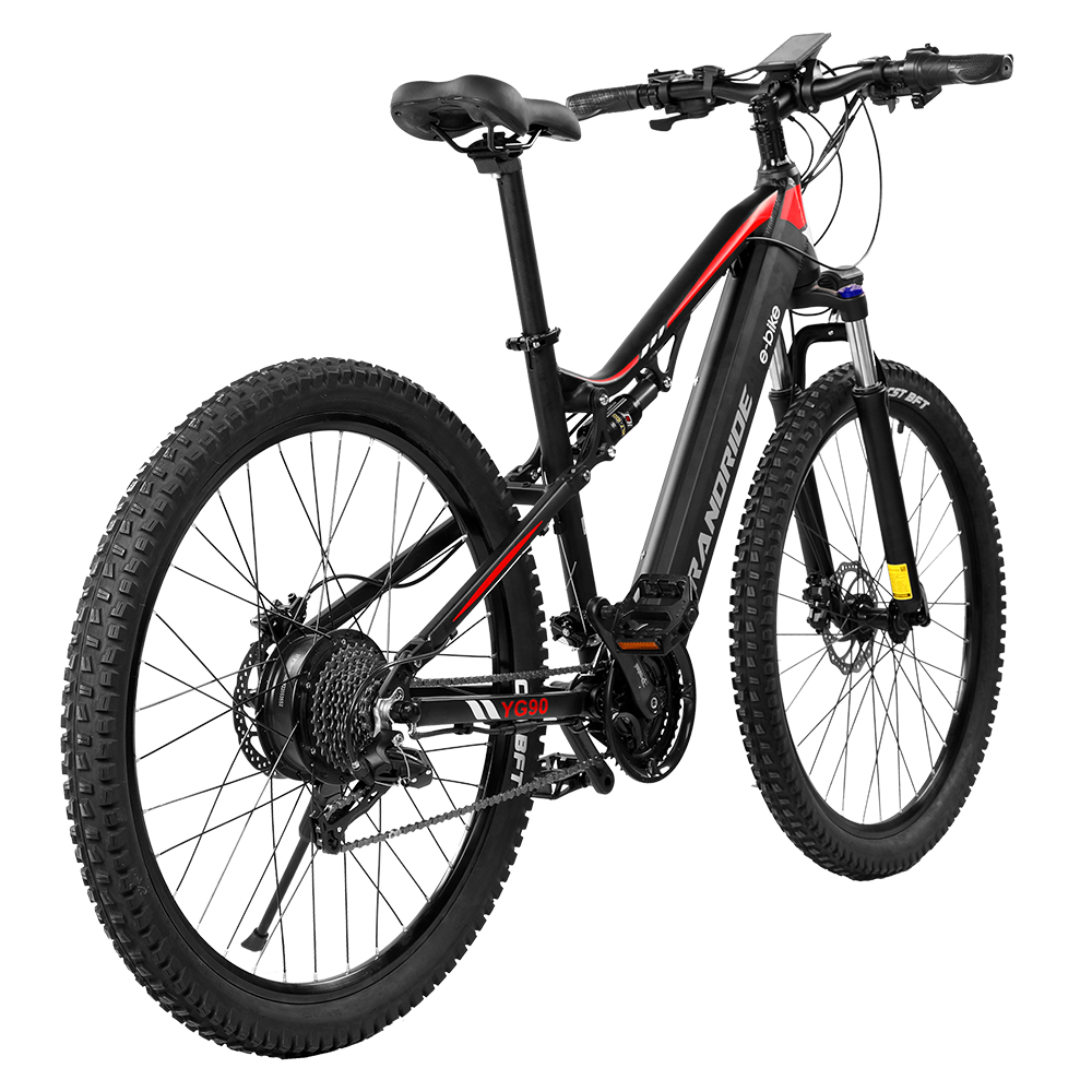 Schwarz-rotes Elektrofahrrad, schräge Ansicht, freigestellt auf weißem Hintergrund.