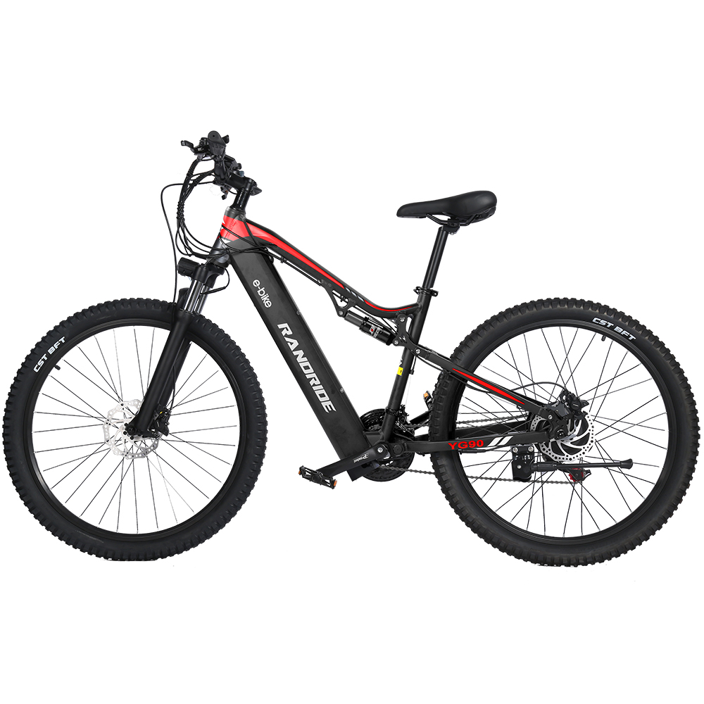 Schwarzes und rotes E-Bike auf weißem Hintergrund. Merkmale sind breite Reifen und Federung.