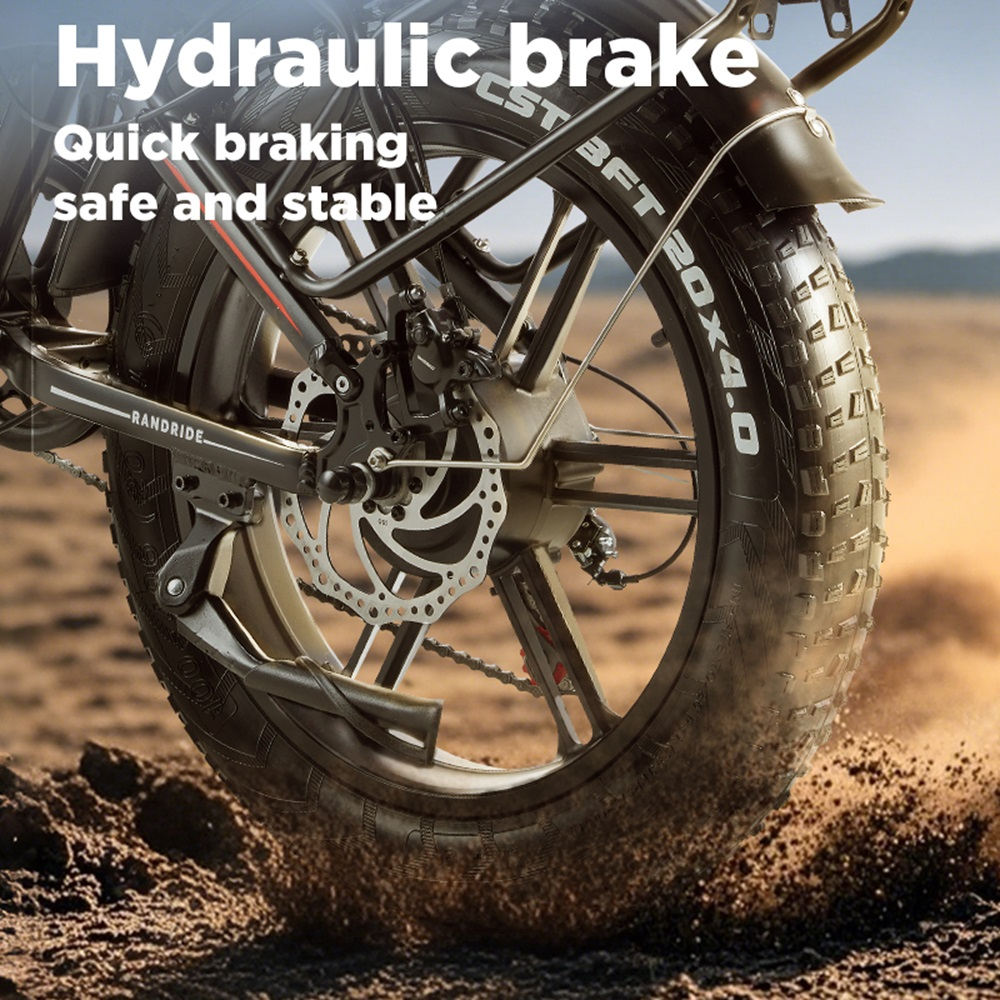 Nahaufnahme eines sich bewegenden Fahrradrads mit dem Text "Hydraulikbremse". Das Rad wirbelt Staub auf.