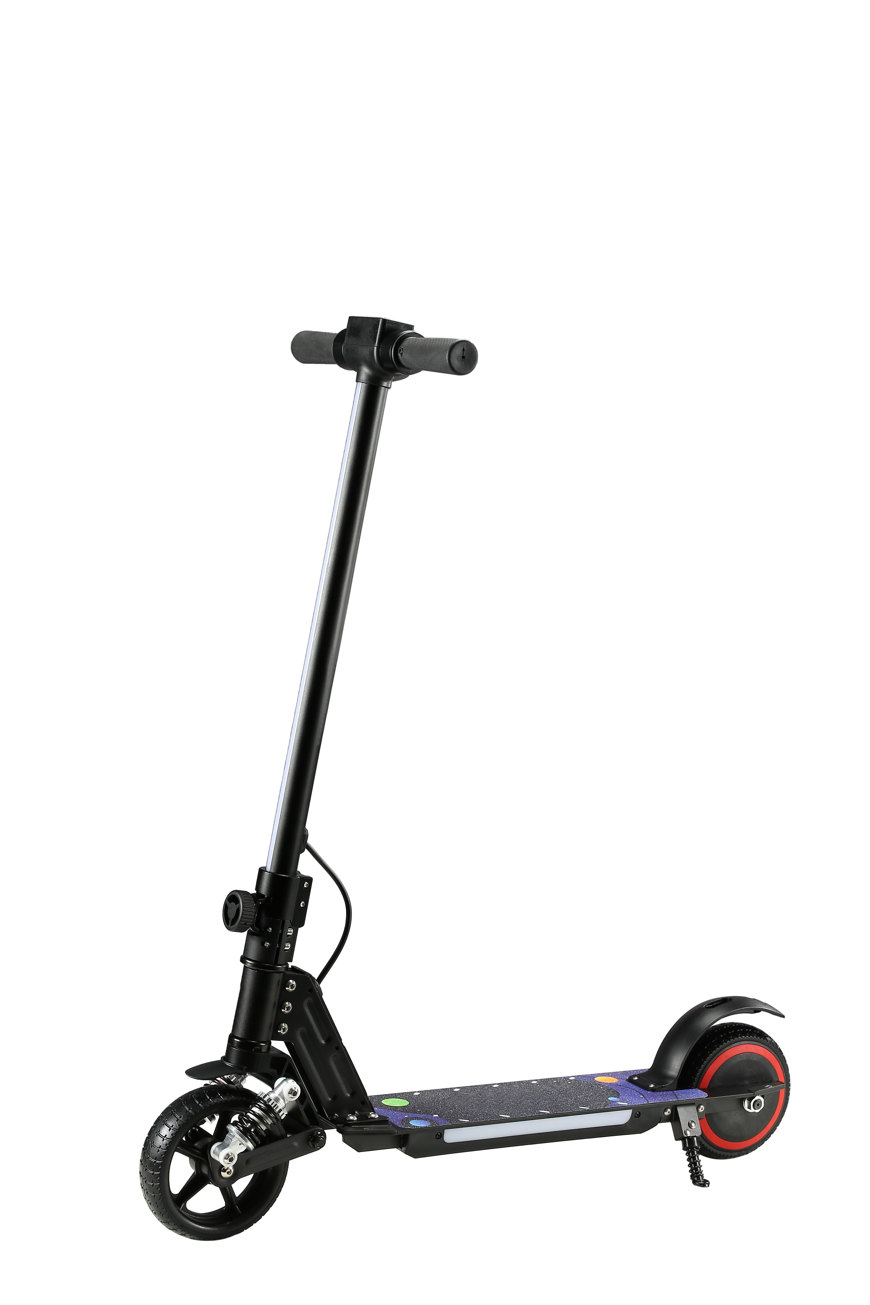 Czarna i szara hulajnoga elektryczna na białym tle. Ma czerwone koło i czarną kierownicę.