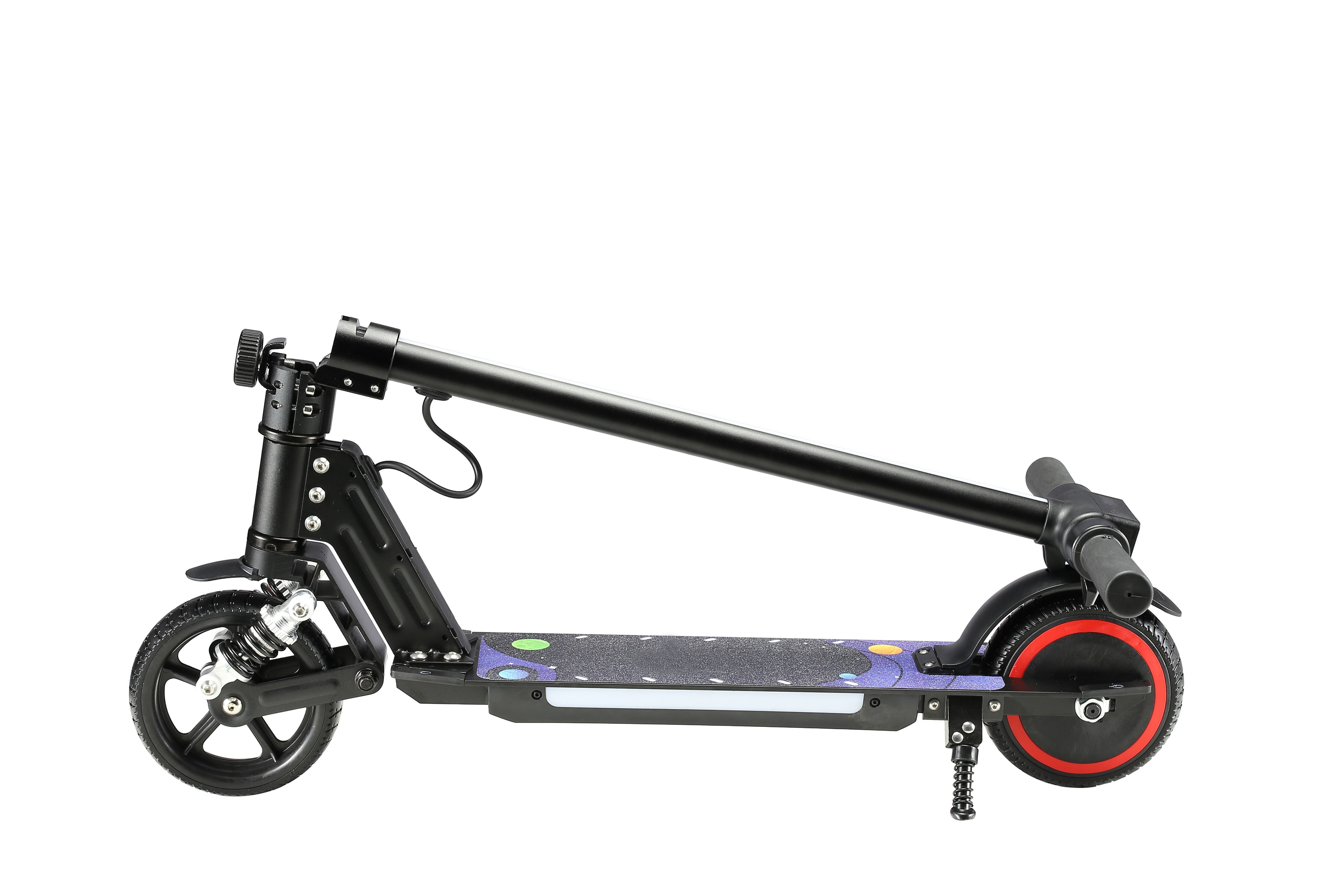 Czarny i fioletowy skuter elektryczny ze złożoną kolumną kierownicy. Jest na białym tle.