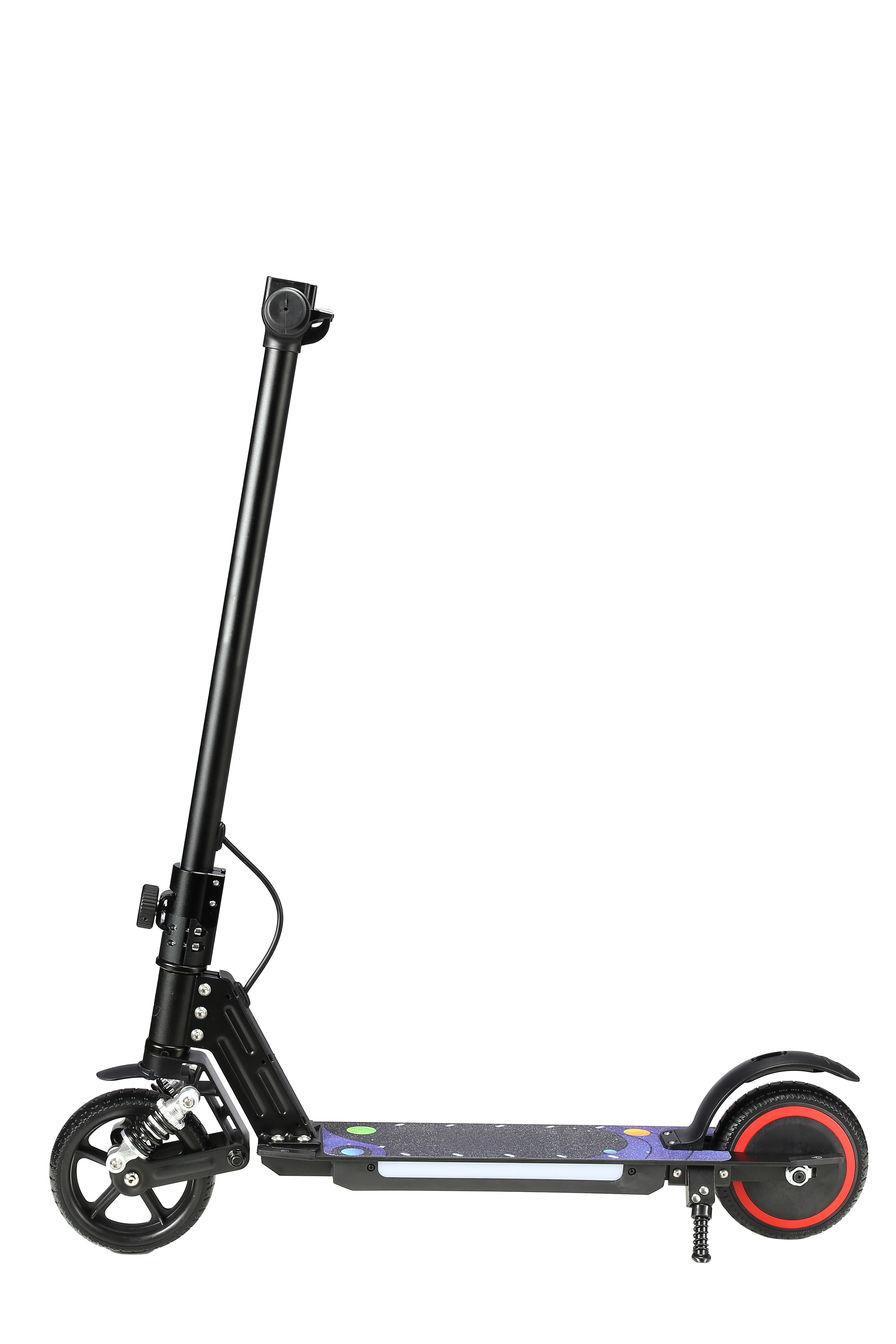 Czarna hulajnoga elektryczna z czarną kierownicą i czerwonymi kołami na białym tle.