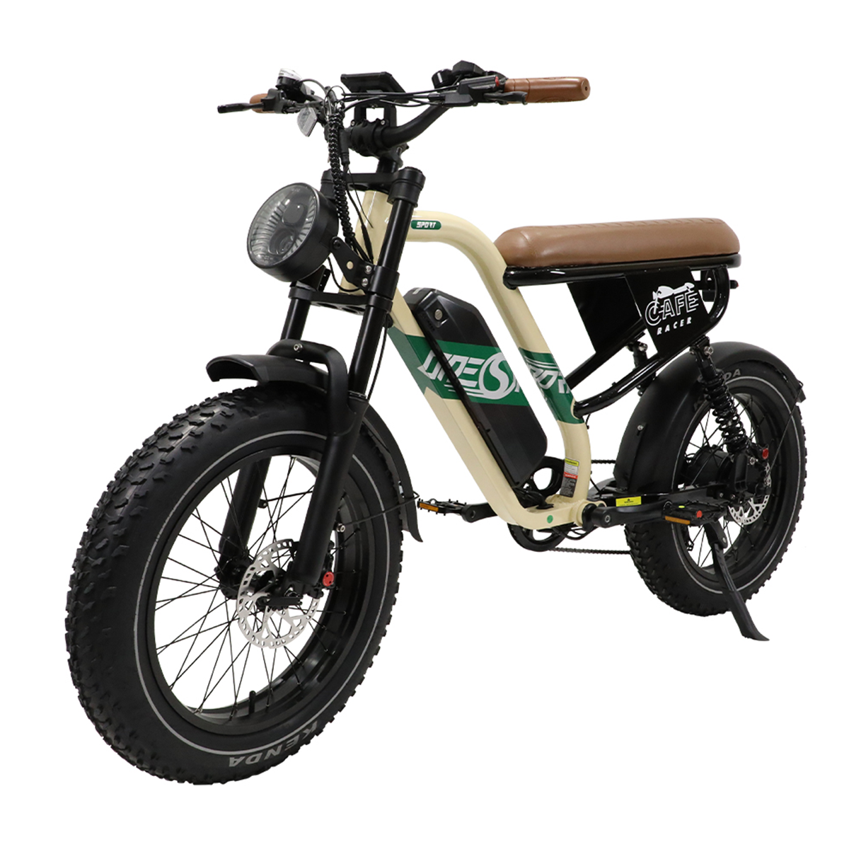 E-bike w stylu cafe racer, kremowa i zielona rama, czarne opony, na białym tle.