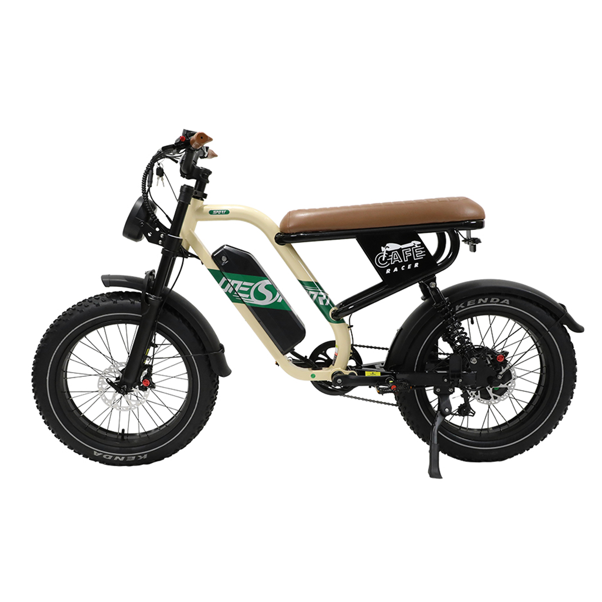 Rower elektryczny w stylu cafe racer. Kremowa rama z czarnymi akcentami, brązowe siedzenie, białe tło.