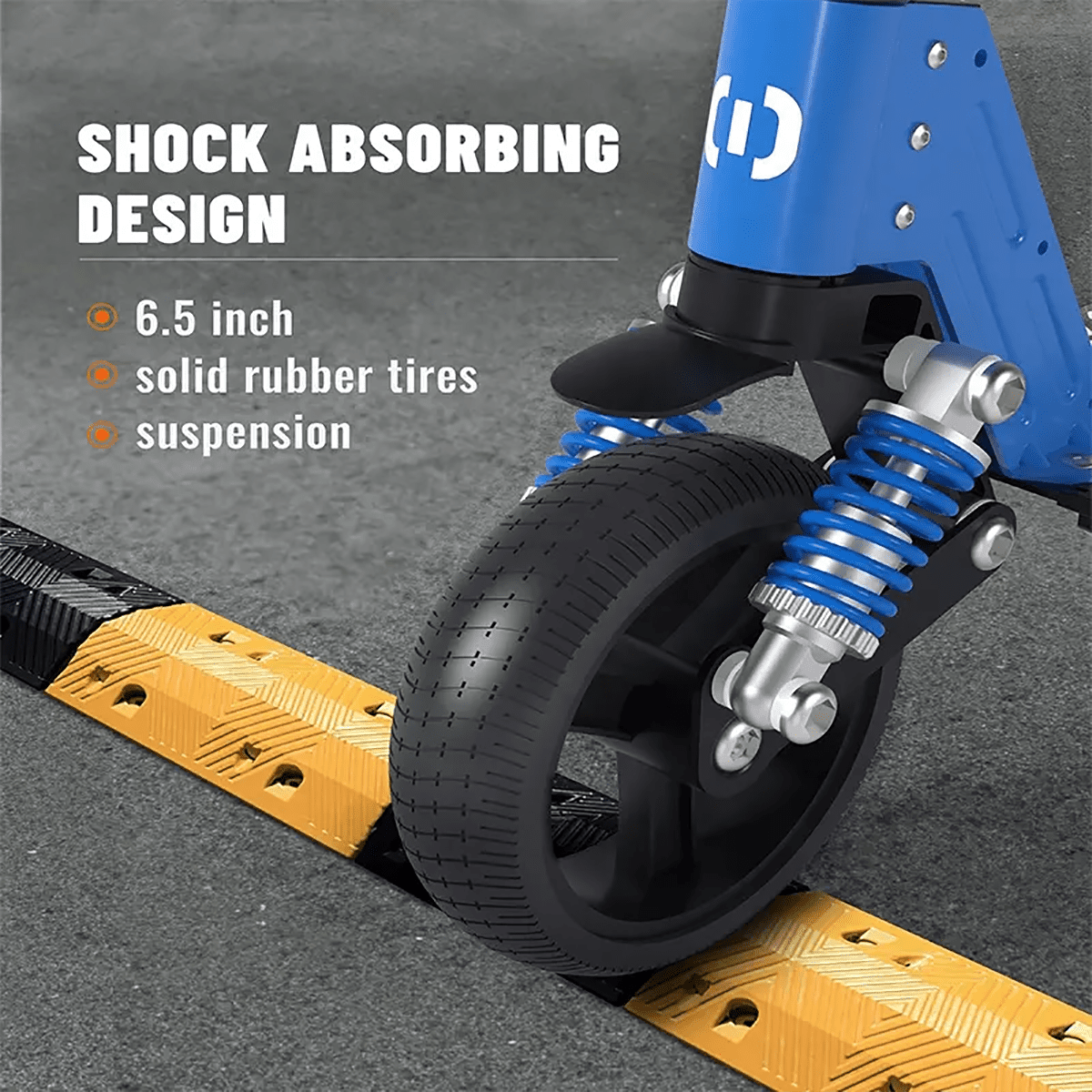 Niebieskie koło hulajnogi na progu zwalniającym. Żółto-czarny próg zwalniający.