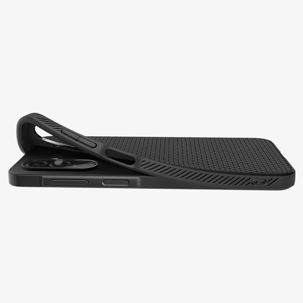 Téléphone noir dans un étui de protection, vue en angle. Étui montrant la texture et le design.